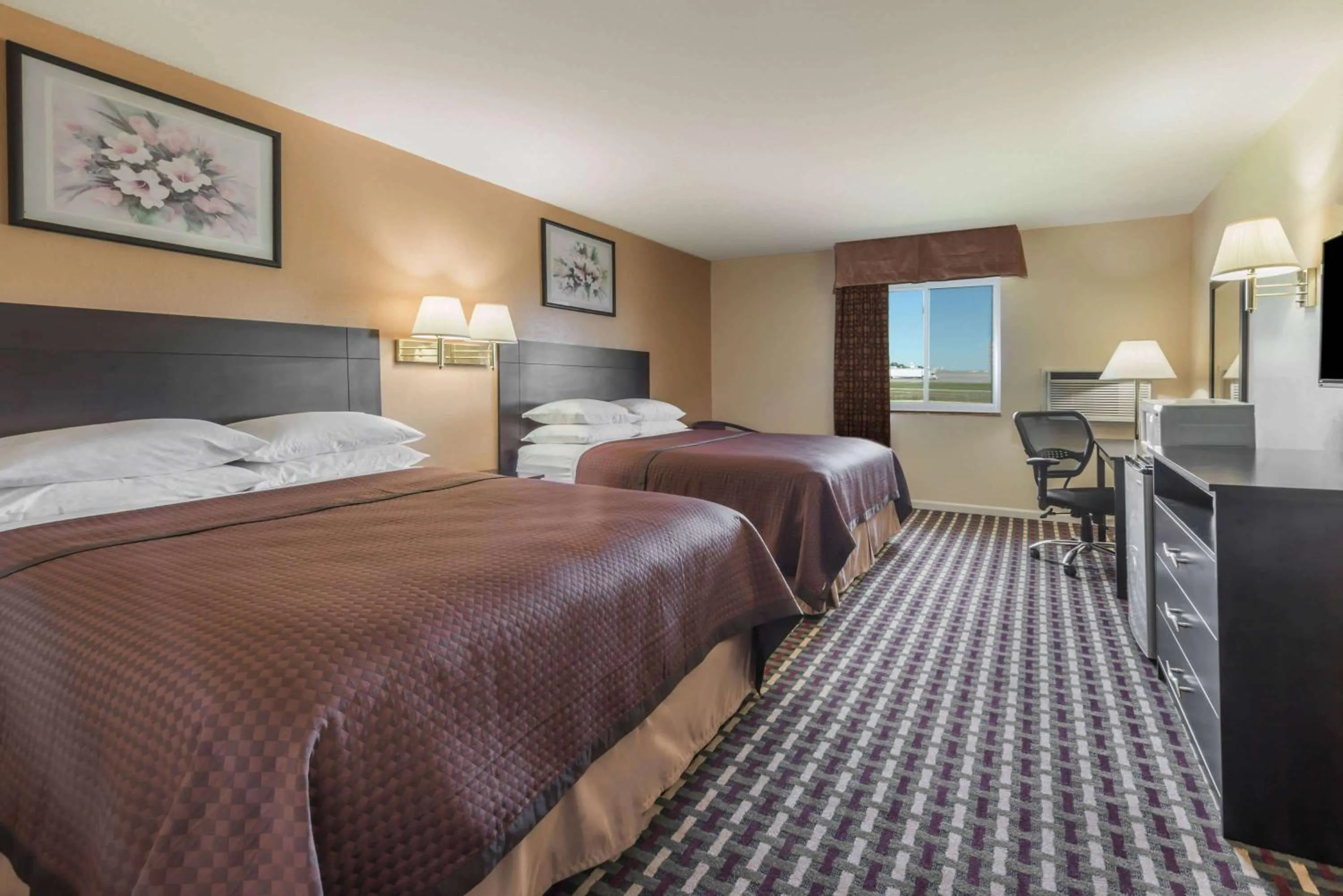 Queen Room with Two Queen Beds and Roll-in Shower - Mobility Accessible/Non-Smoking in Super 8 by Wyndham Higginsville