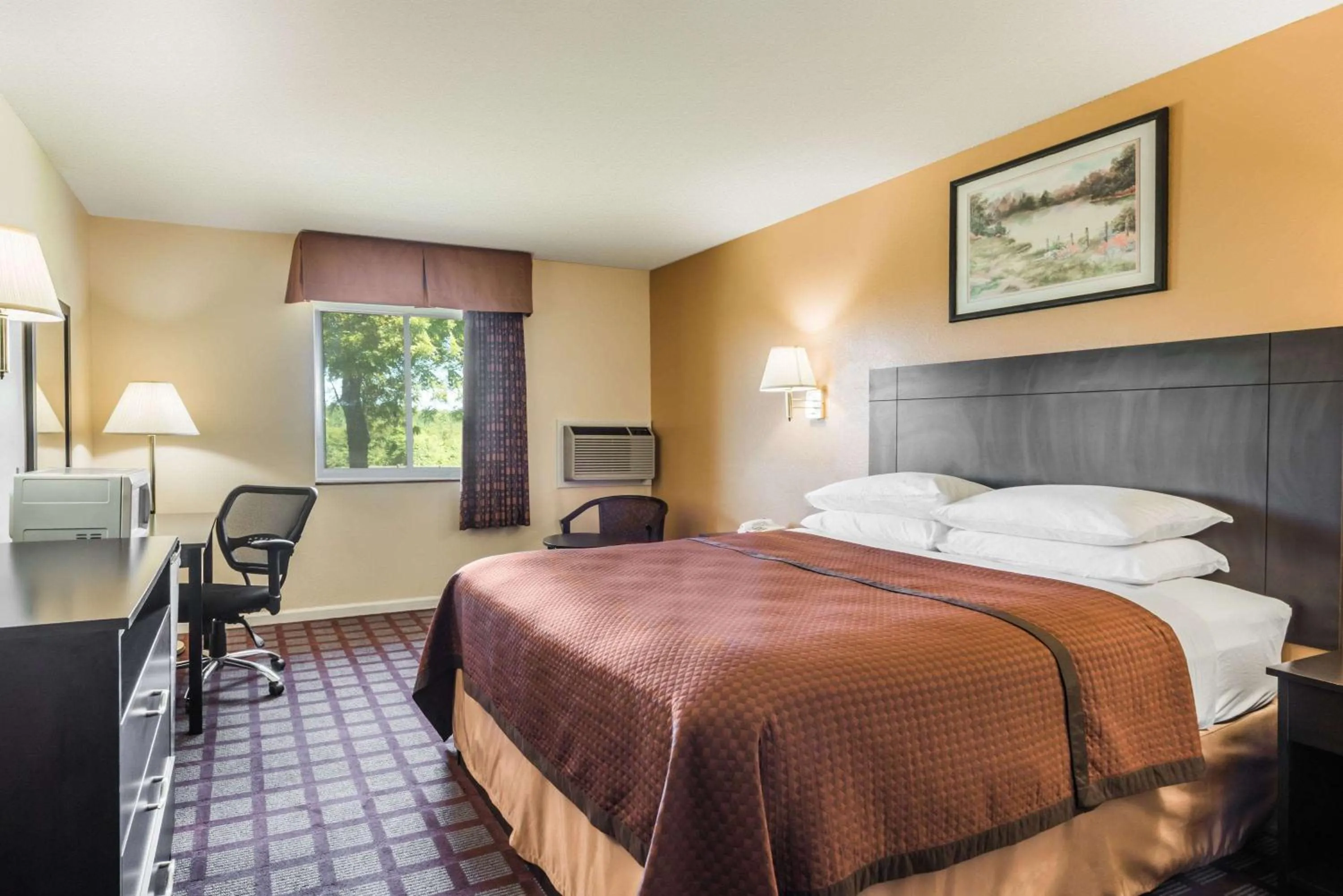 Queen Room with Bathtub and Grab Bars - Mobility/Hearing Access - Non-Smoking in Super 8 by Wyndham Higginsville