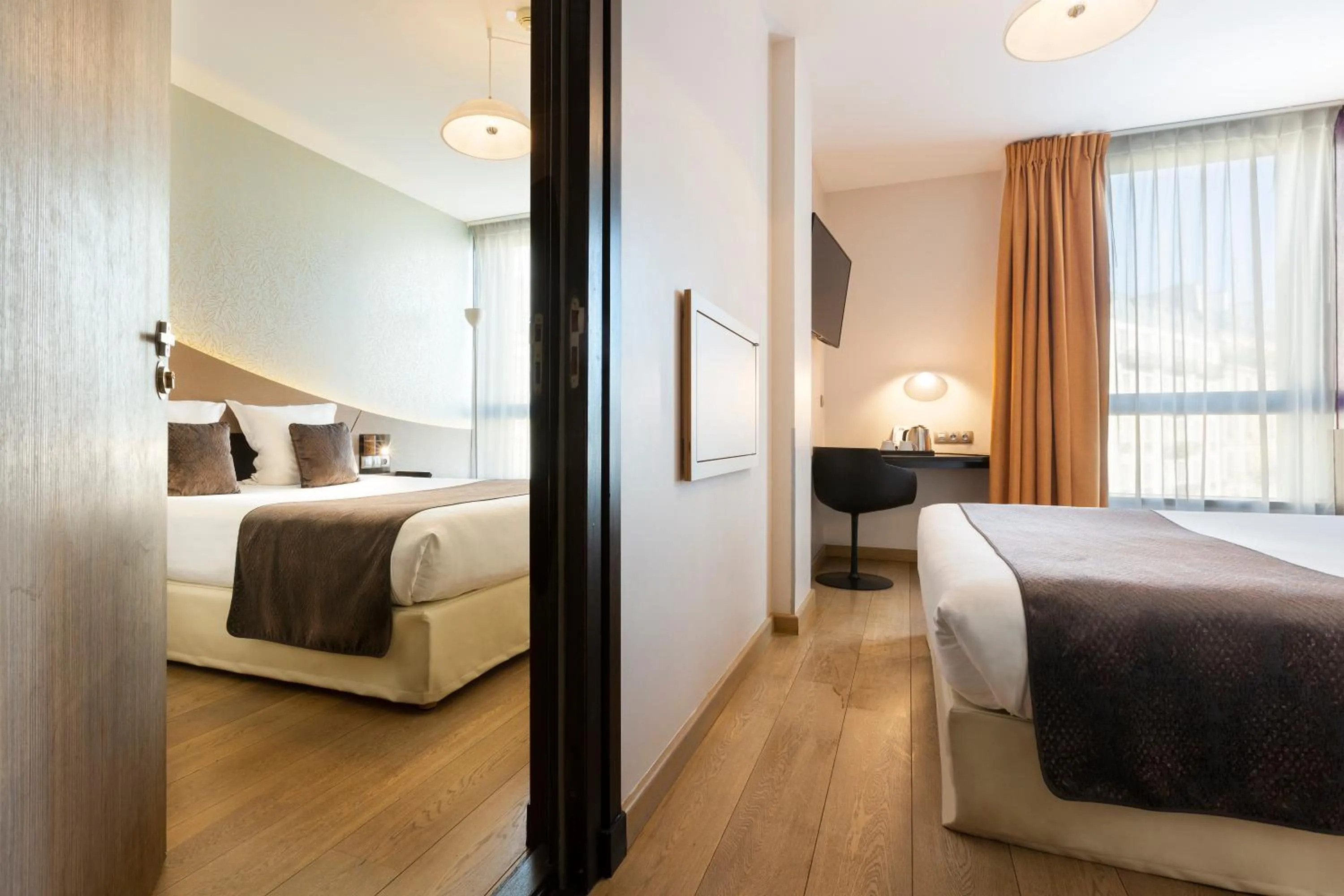 Two Connecting Double Rooms in Hôtel Hor Europe