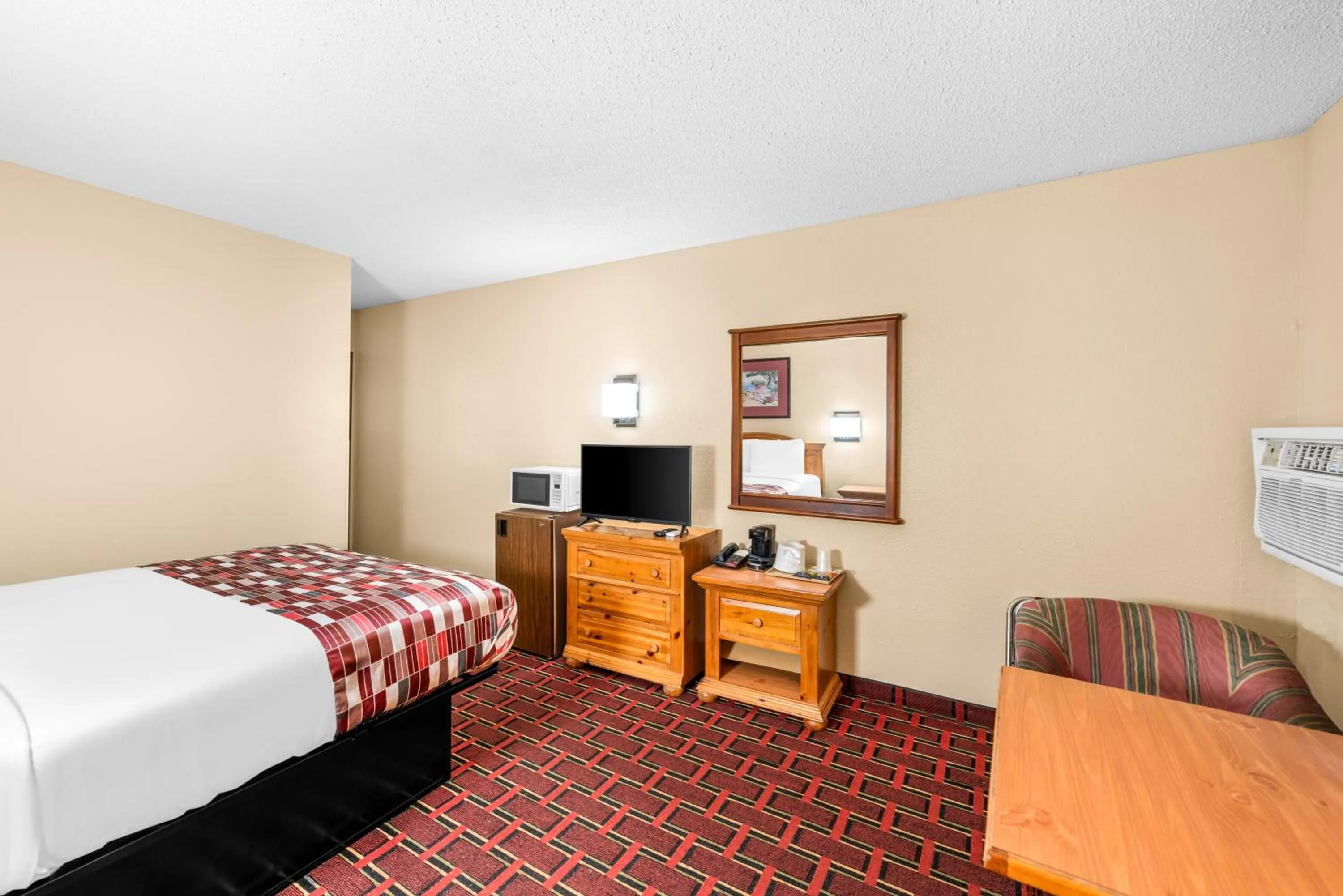 Queen Room - Smoking in Americas Best Value Inn Decatur