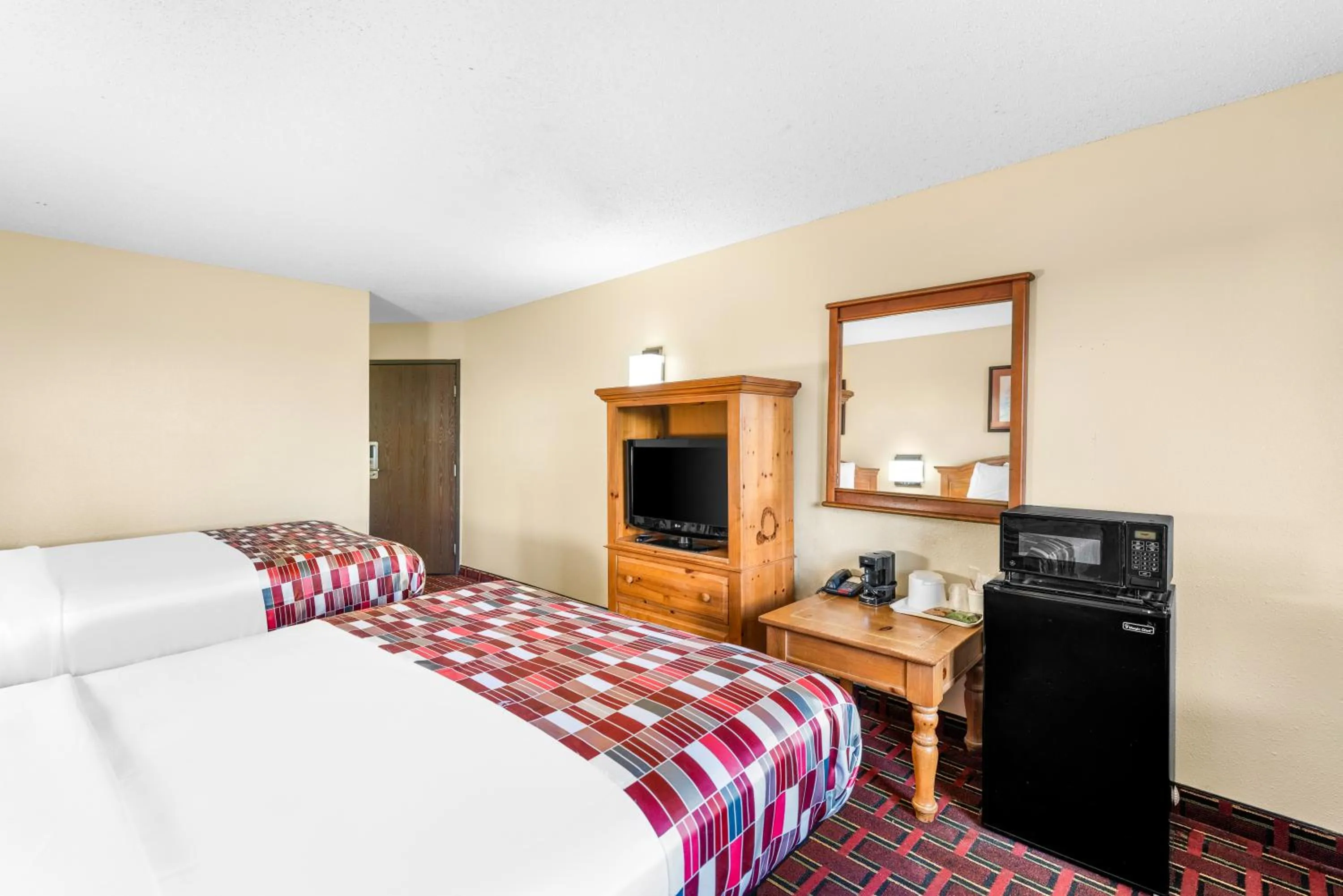 Queen Room with Two Queen Beds - Smoking in Americas Best Value Inn Decatur