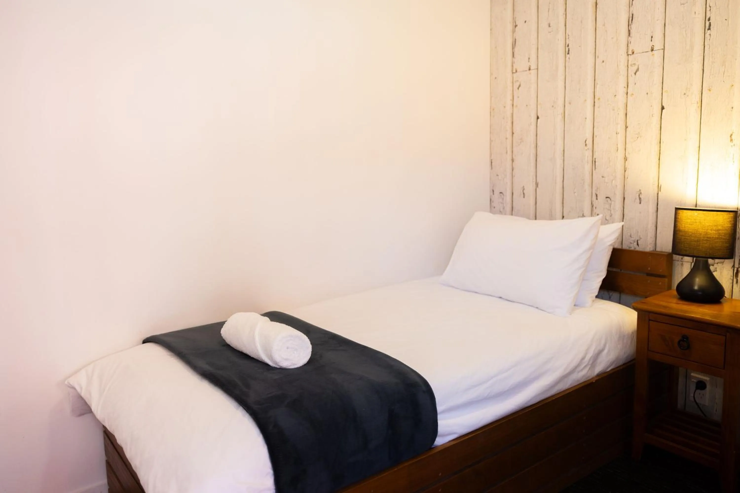 Economy Single Room with Shared Bathroom in Haka House Taupo