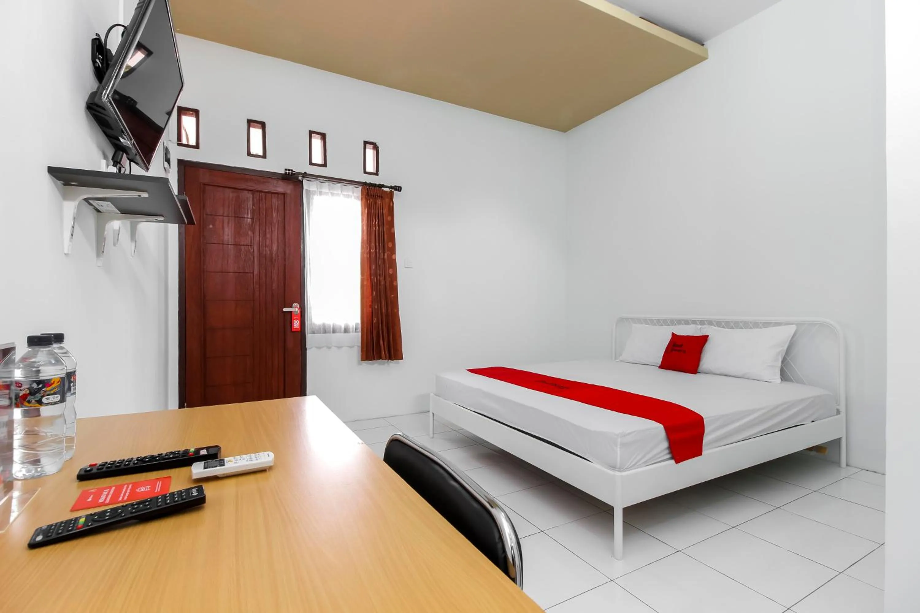 Double Room in RedDoorz @ Jagakarsa 2