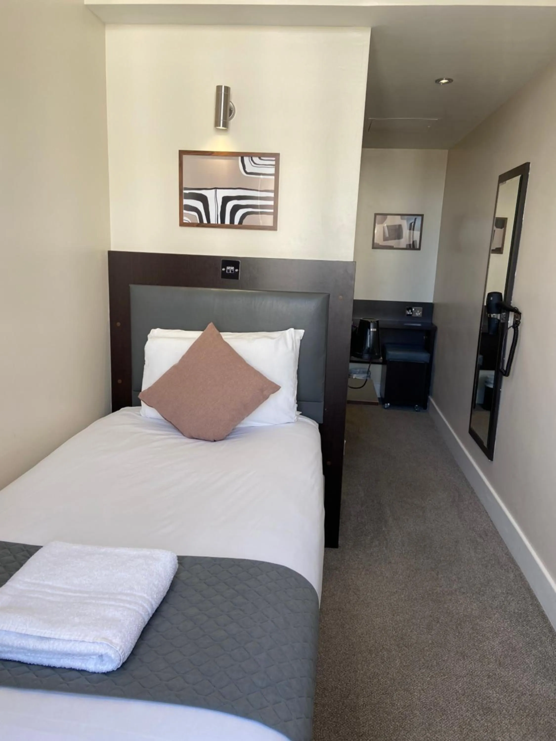 Single Room in Trebovir Hotel