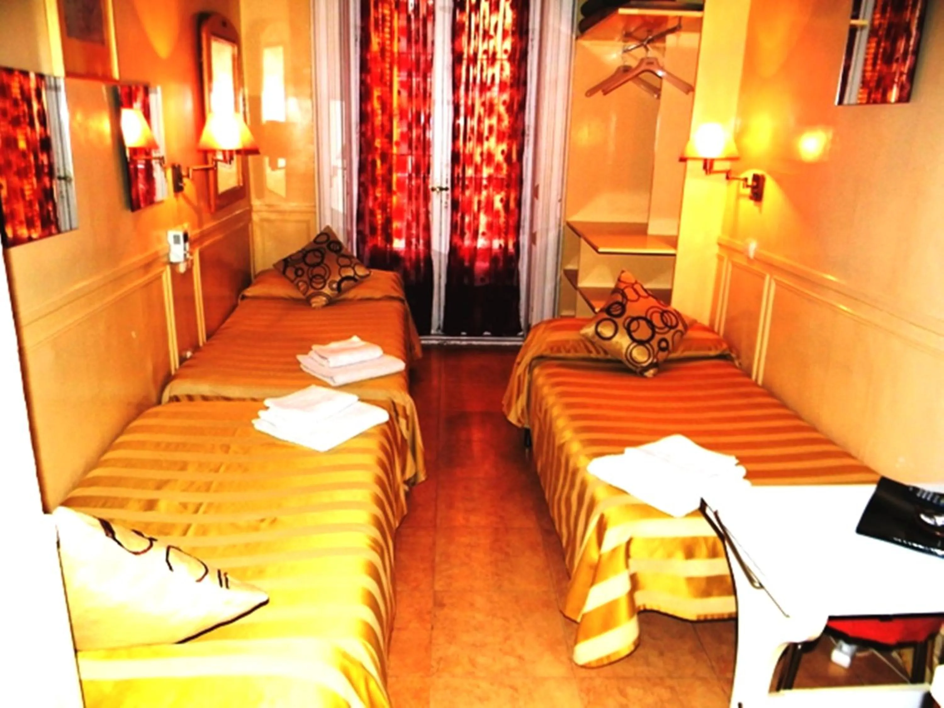 Triple Room with Balcony in Hostal La Fontana