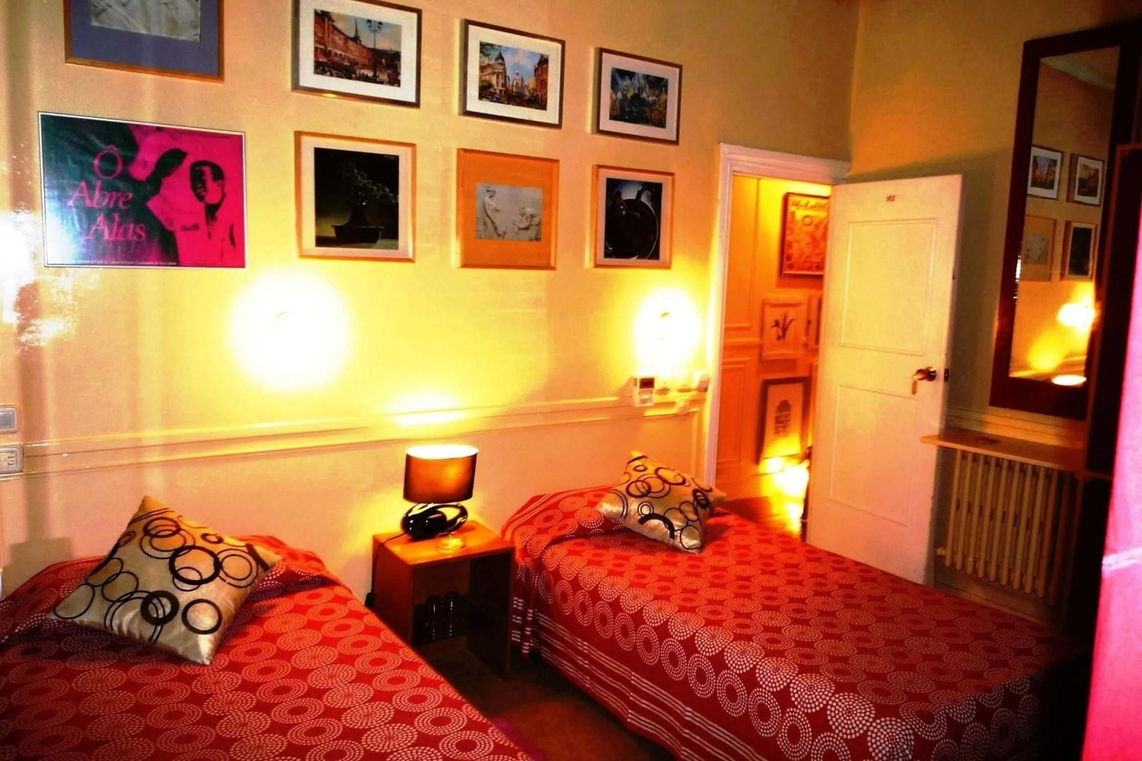 Twin Room in Hostal La Fontana