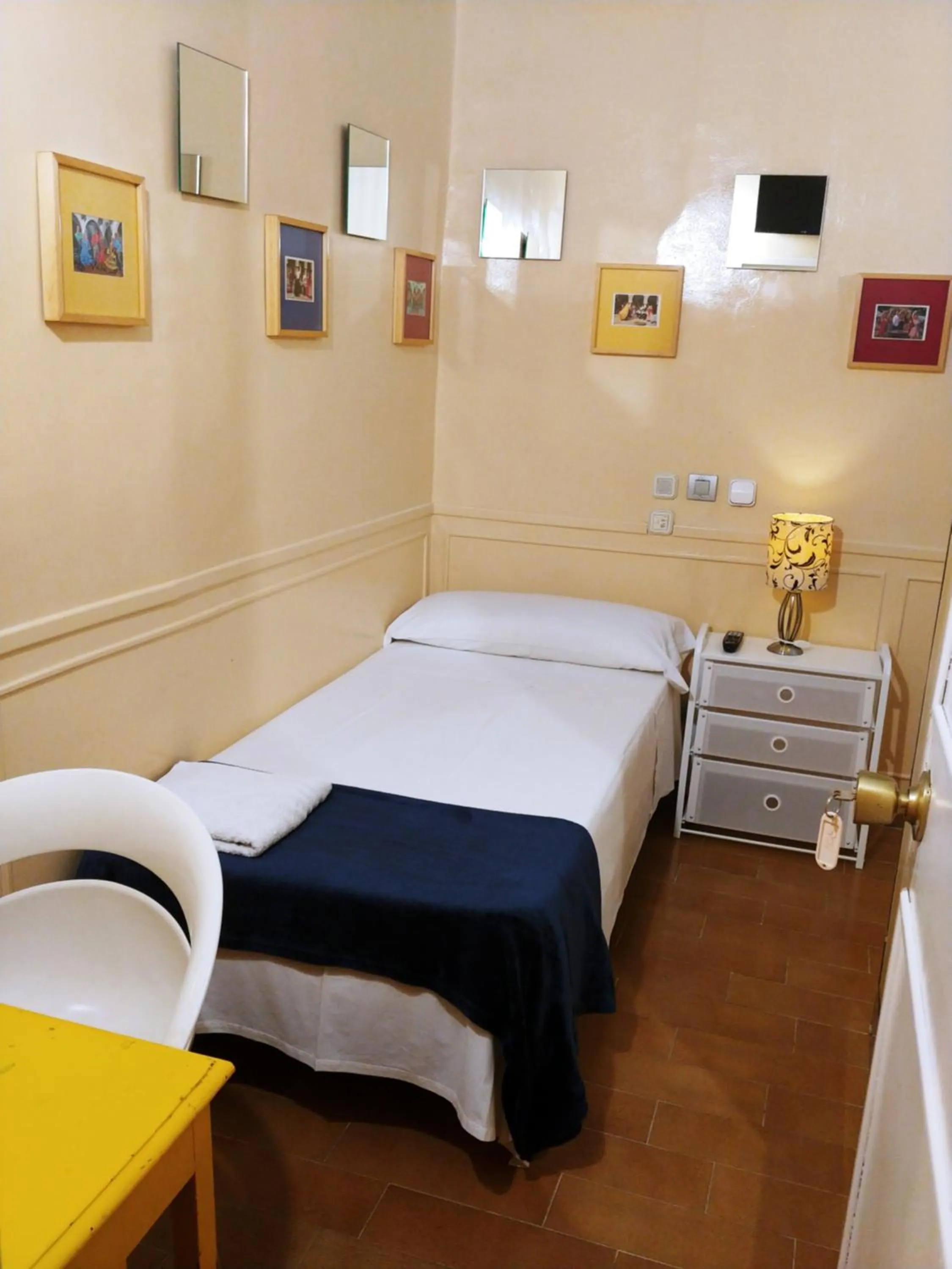 Single Room with Private Bathroom in Hostal La Fontana
