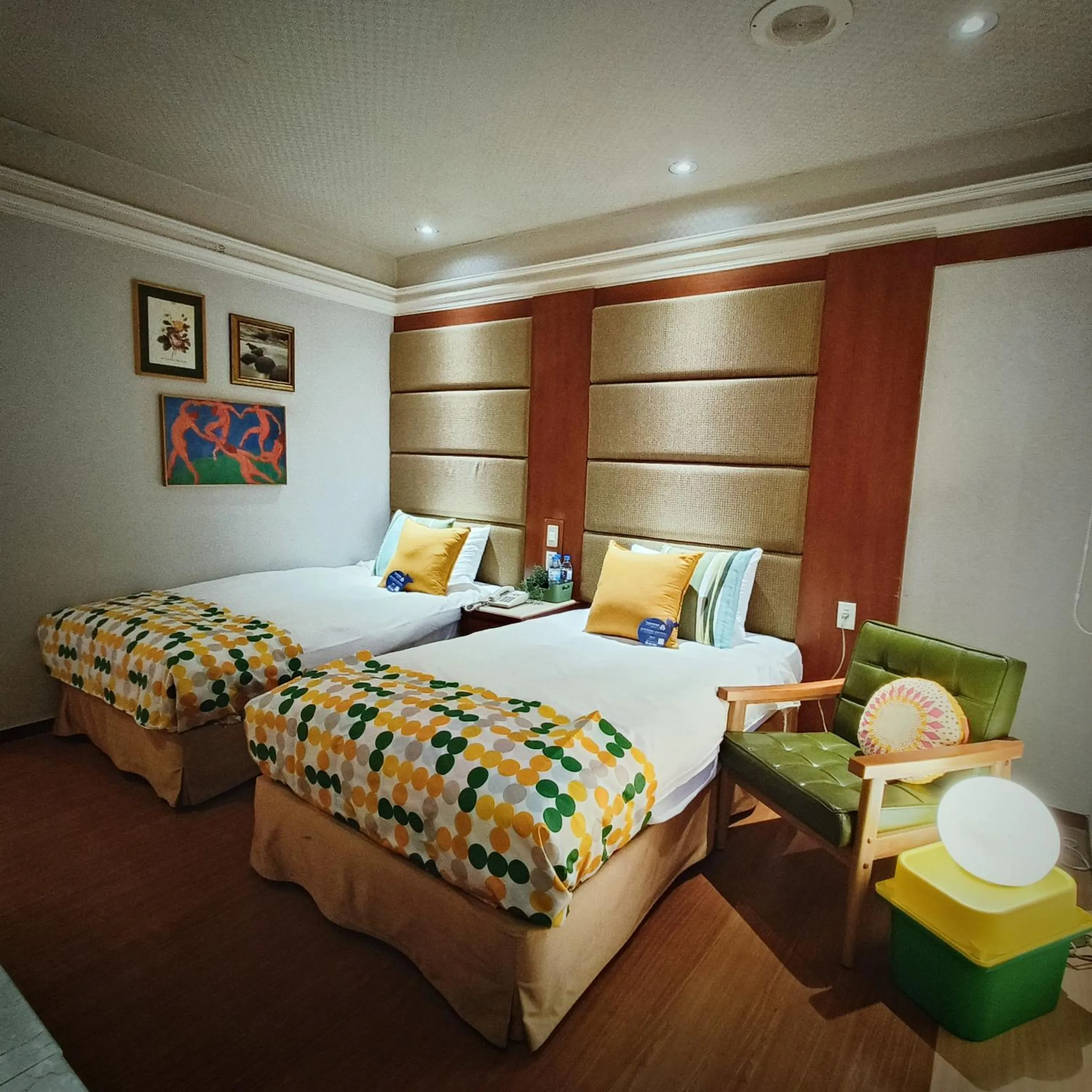 Classic Twin Room in Erin Hotel