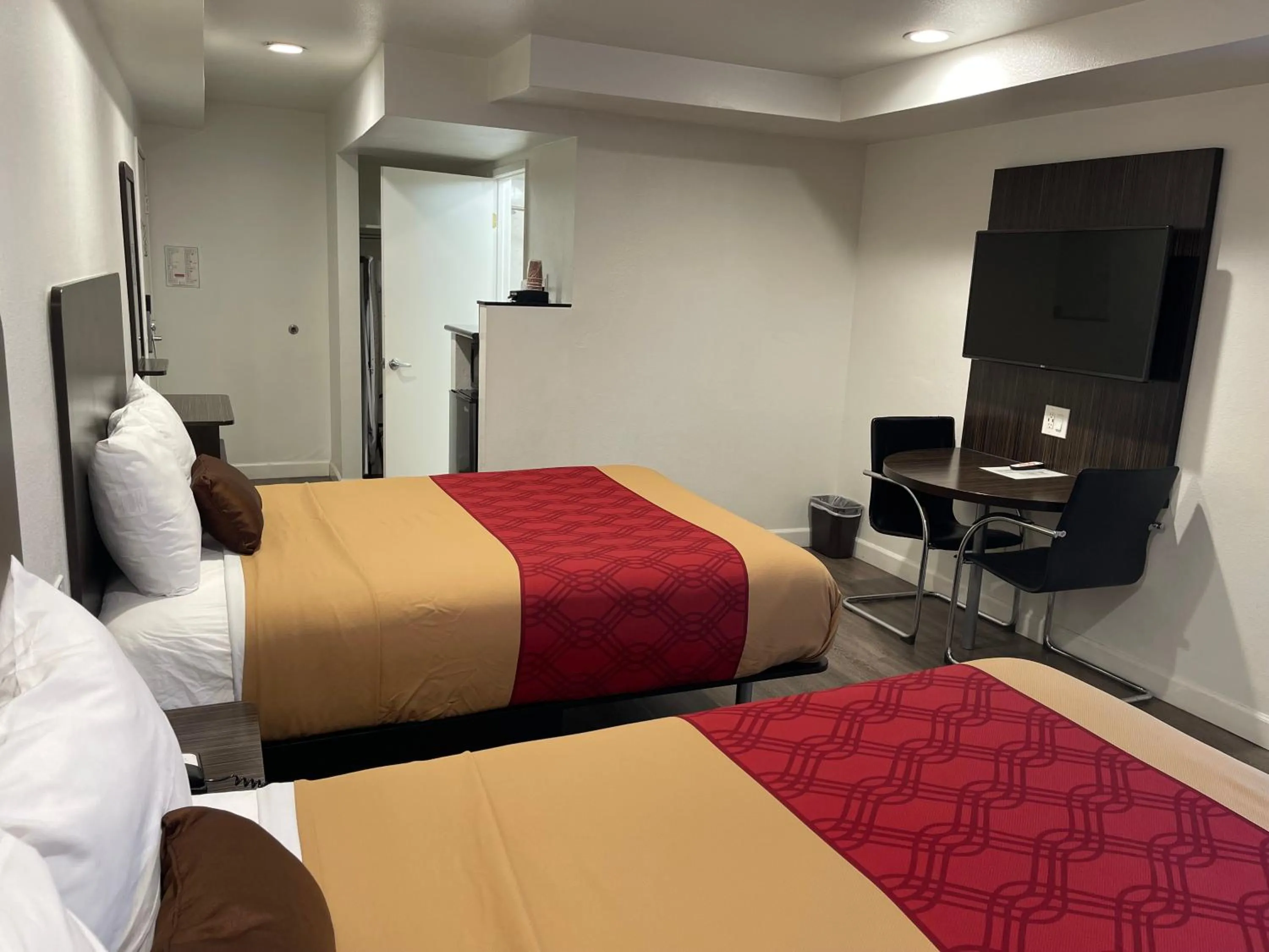 Queen Room with Two Queen Beds in Claremont Lodge