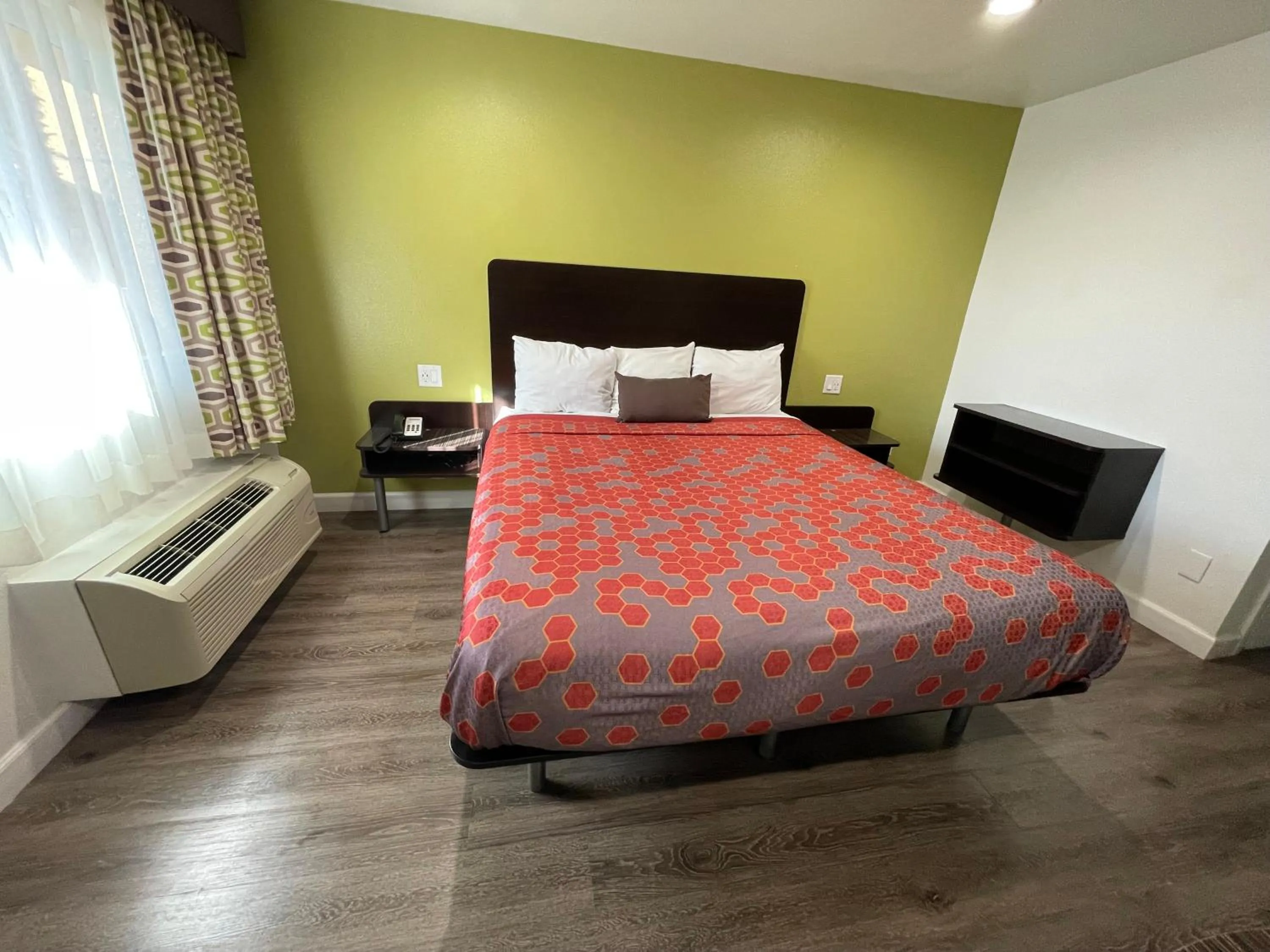 King Room Smoking in Claremont Lodge