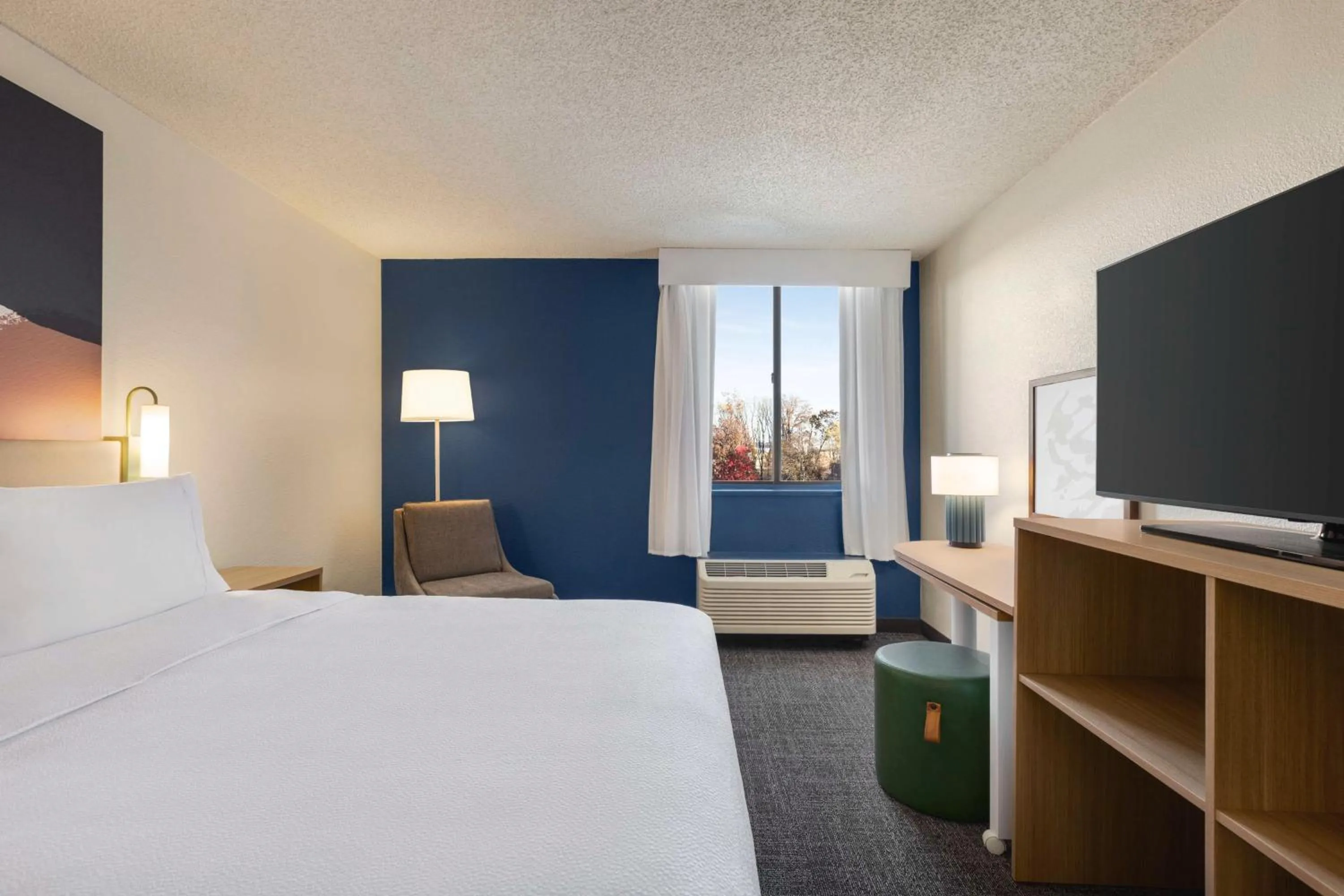 Queen Room with Bath Tub - Mobility Accessible in Spark By Hilton Germantown Washington Dc North