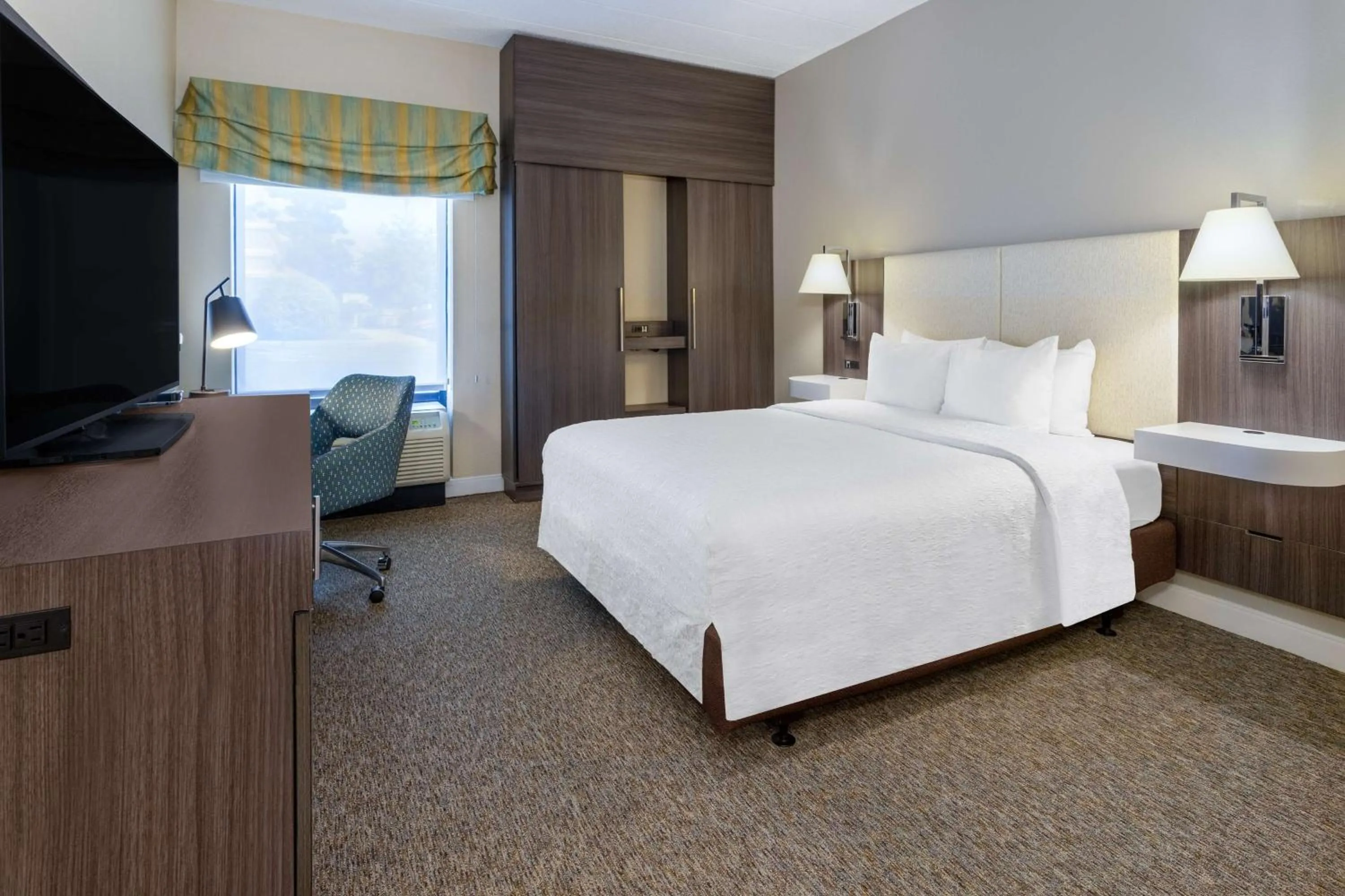 Queen Room with Roll-In Shower - Mobility Access/Non-Smoking in Hampton Inn & Suites Valley Forge/Oaks