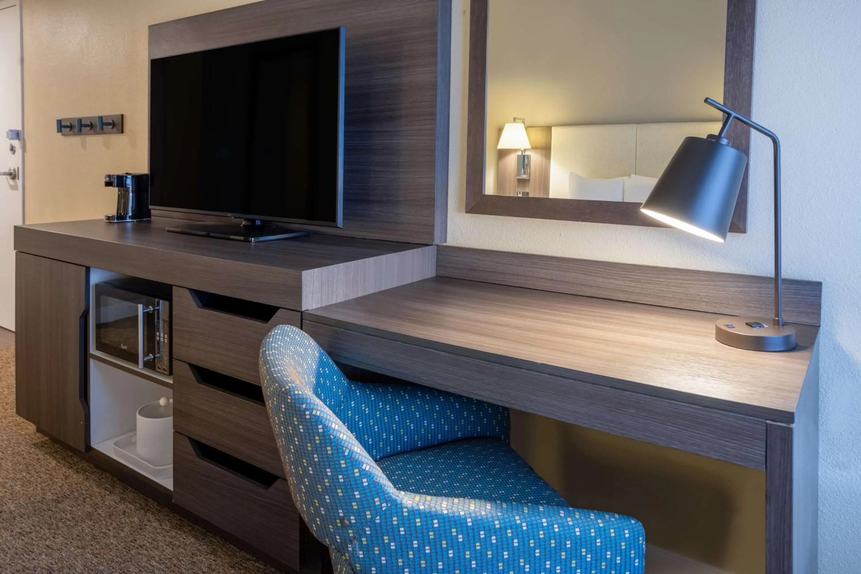 One-Bedroom King Suite with Fireplace - Non-Smoking  in Hampton Inn & Suites Valley Forge/Oaks