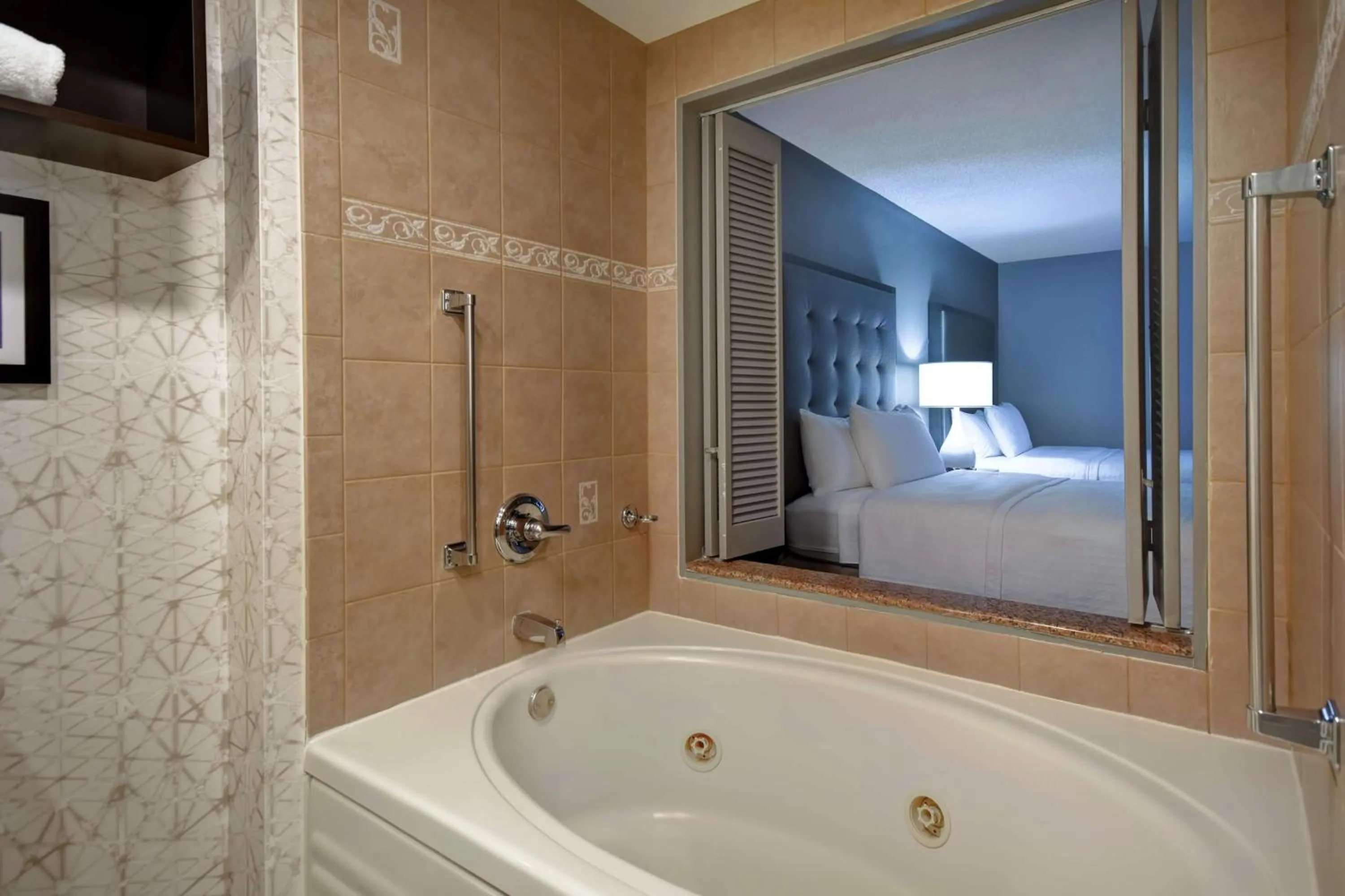 One-Bedroom Queen Suite with Whirlpool in Homewood Suites by Hilton Edgewater-NYC Area