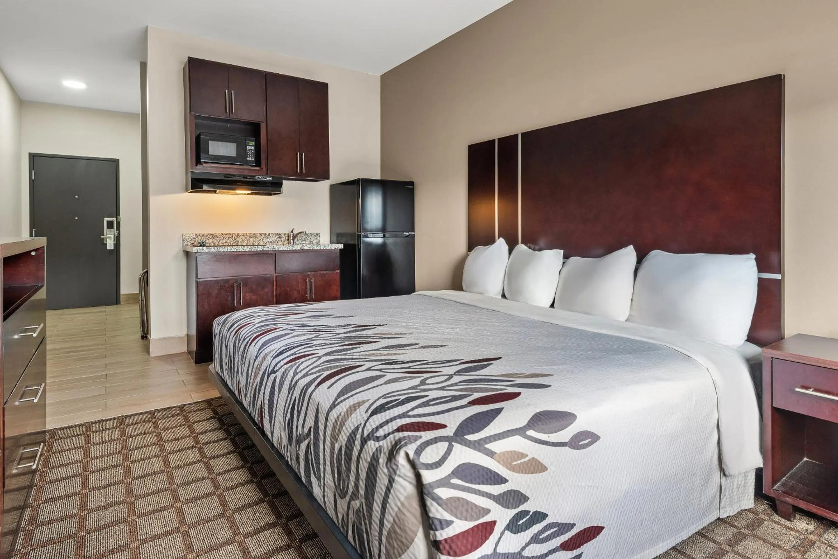 Superior King Room Disability Access with Kitchenette Non-Smoking in Red Roof Inn Baton Rouge