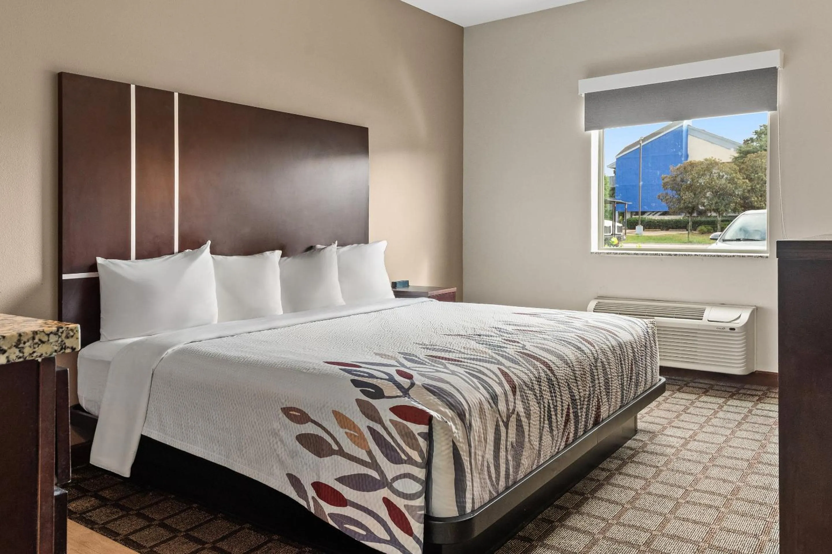 Superior King with Kitchenette Non-Smoking in Red Roof Inn Baton Rouge