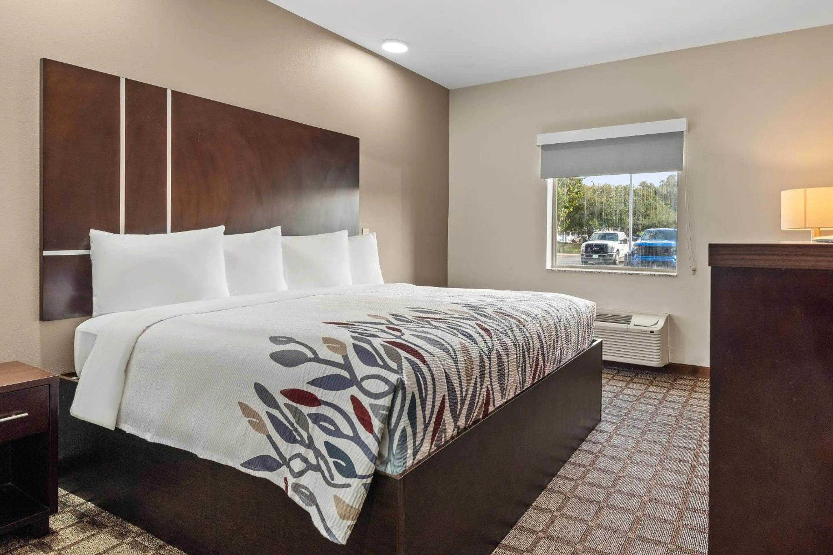 Superior King Room Non-Smoking in Red Roof Inn Baton Rouge