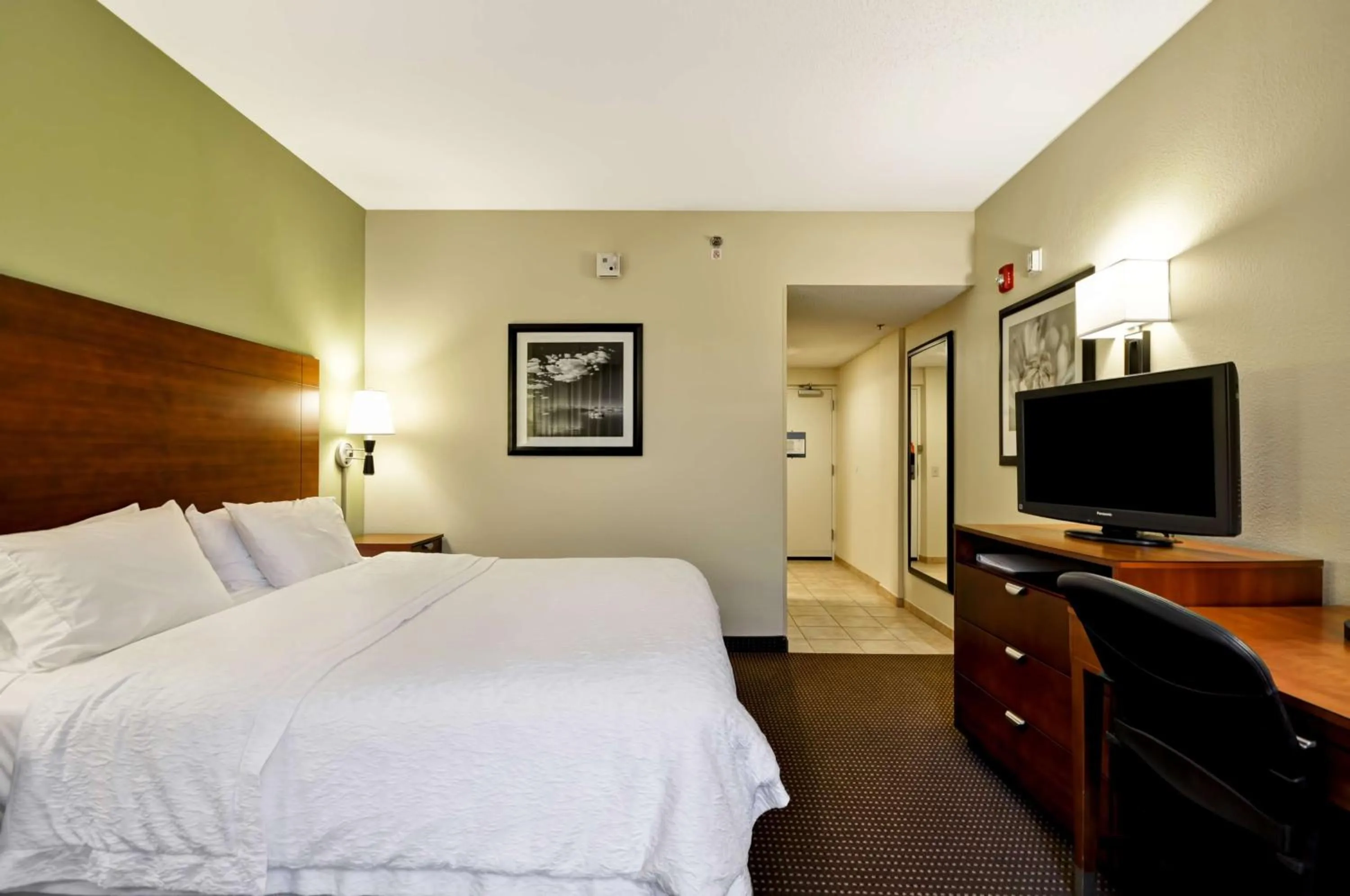 King Room with Roll-In Shower - Mobility and Hearing Access/Non-Smoking in Hampton Inn Chicago-Gurnee
