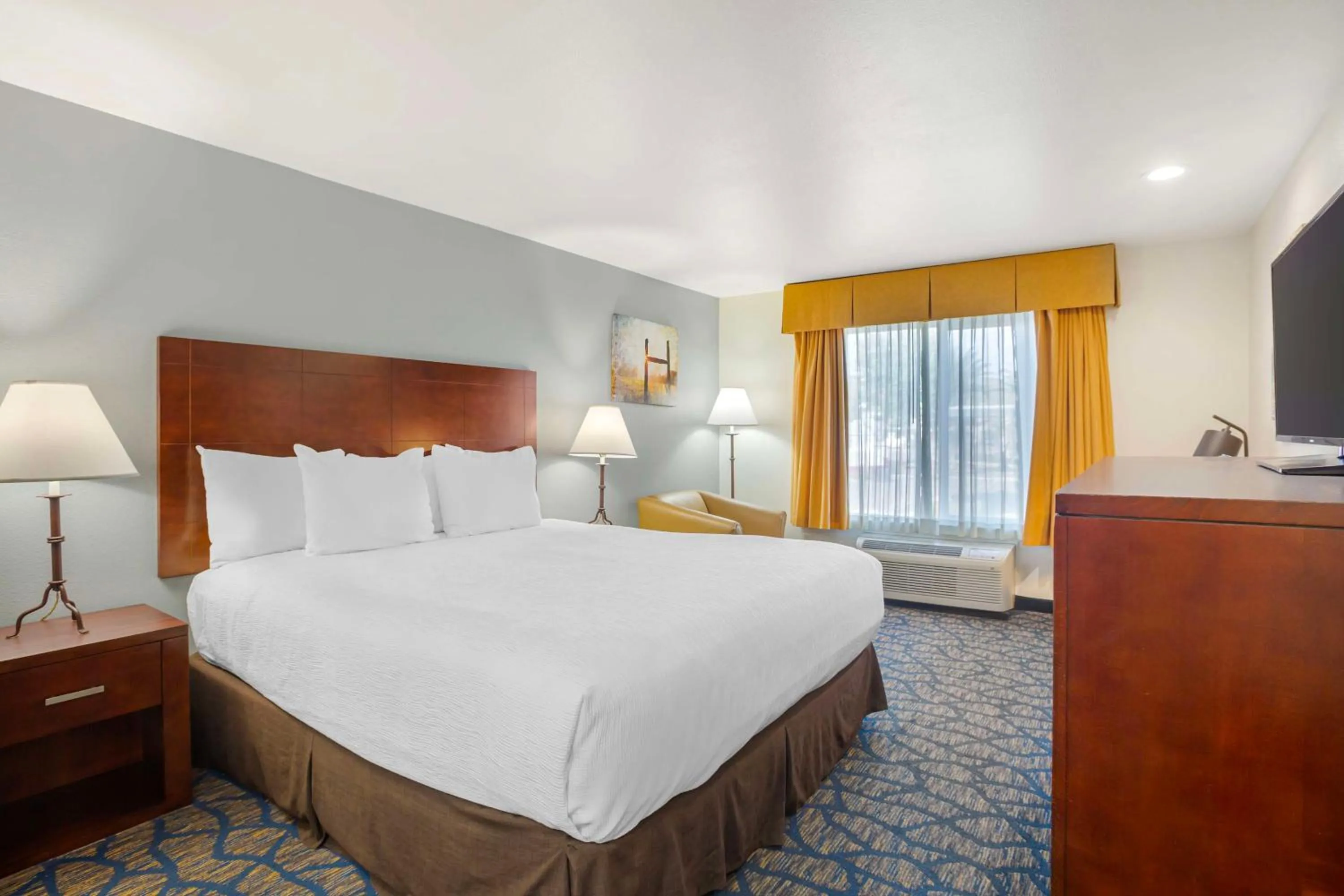 King Room - Non-Smoking in Best Western Plus Villa Del Lago Inn Patterson