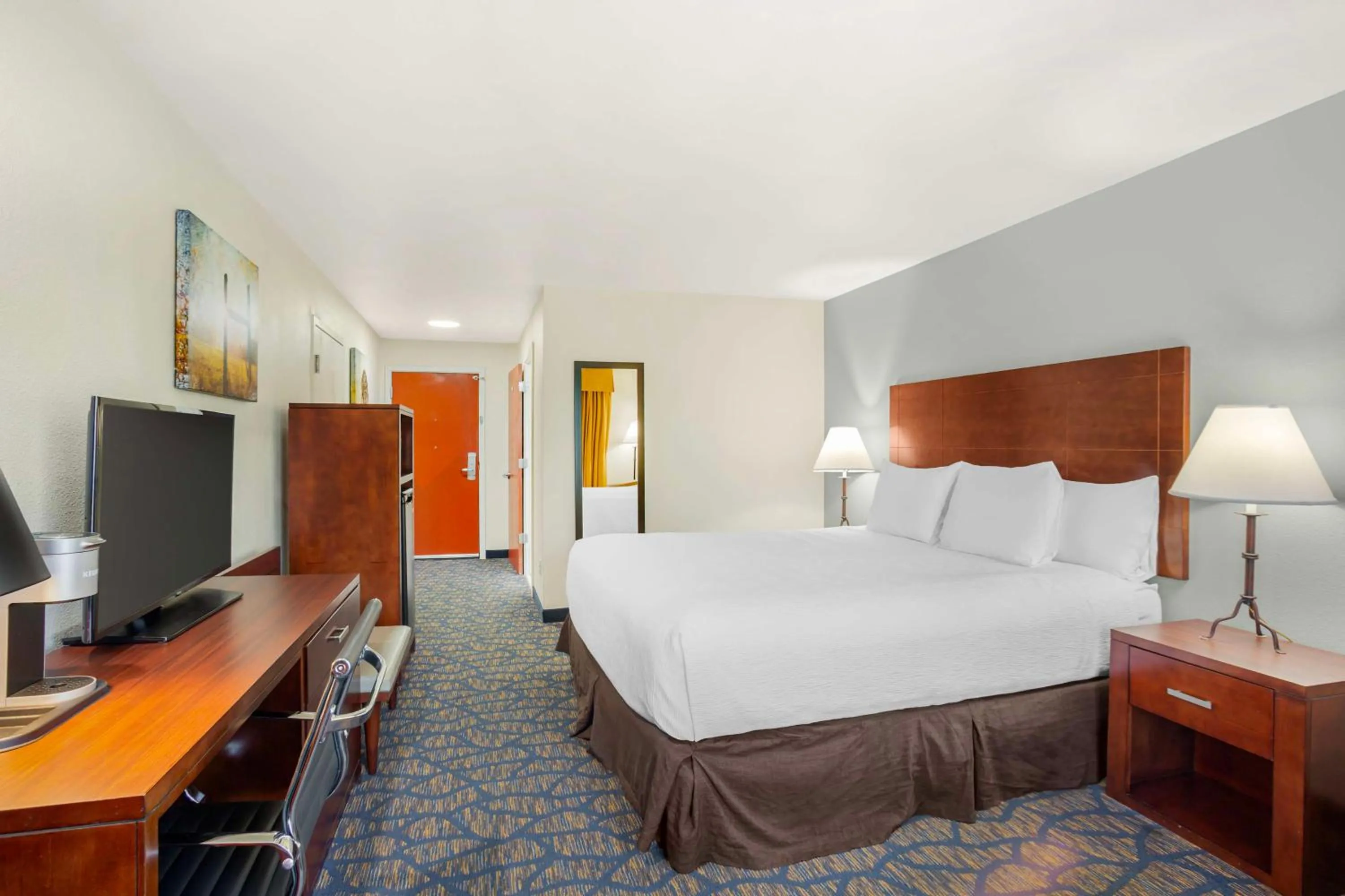 King Room with Roll-in Shower - Disability Access/Non-Smoking in Best Western Plus Villa Del Lago Inn Patterson