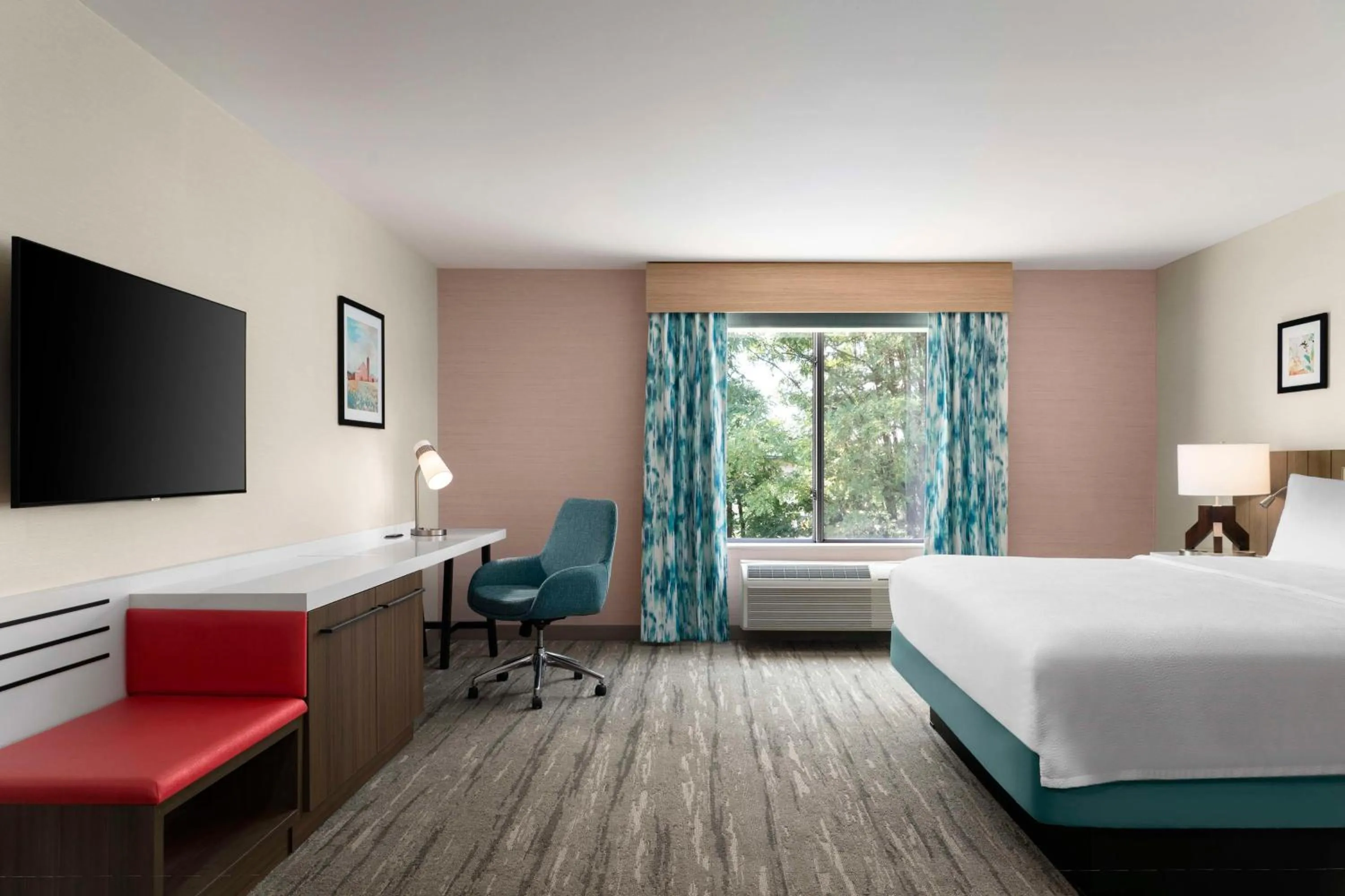 Junior King Suite with Seating Area in Hilton Garden Inn Kennett Square