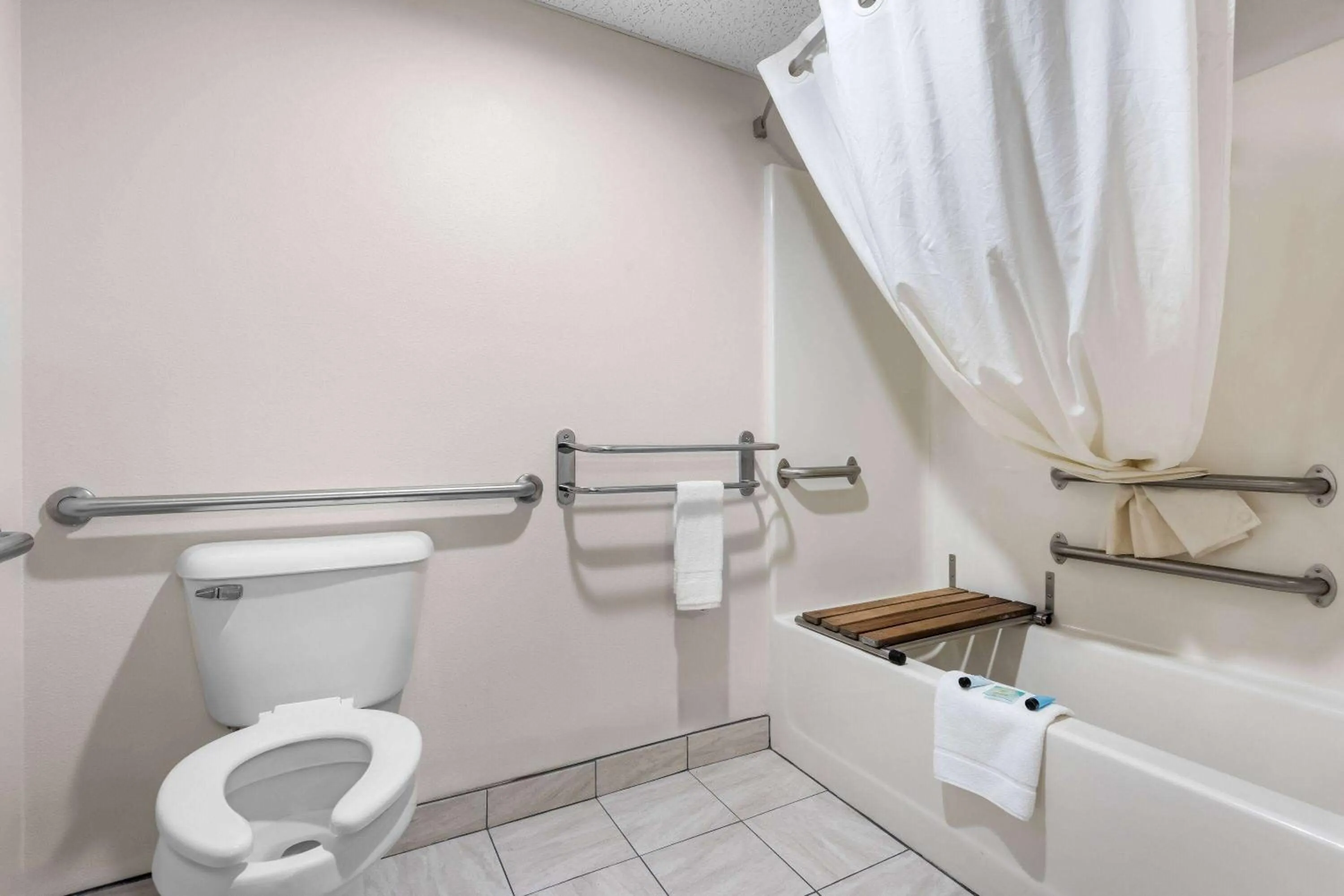 Queen Room - Mobility Access/Non-Smoking in Super 8 by Wyndham Oelwein