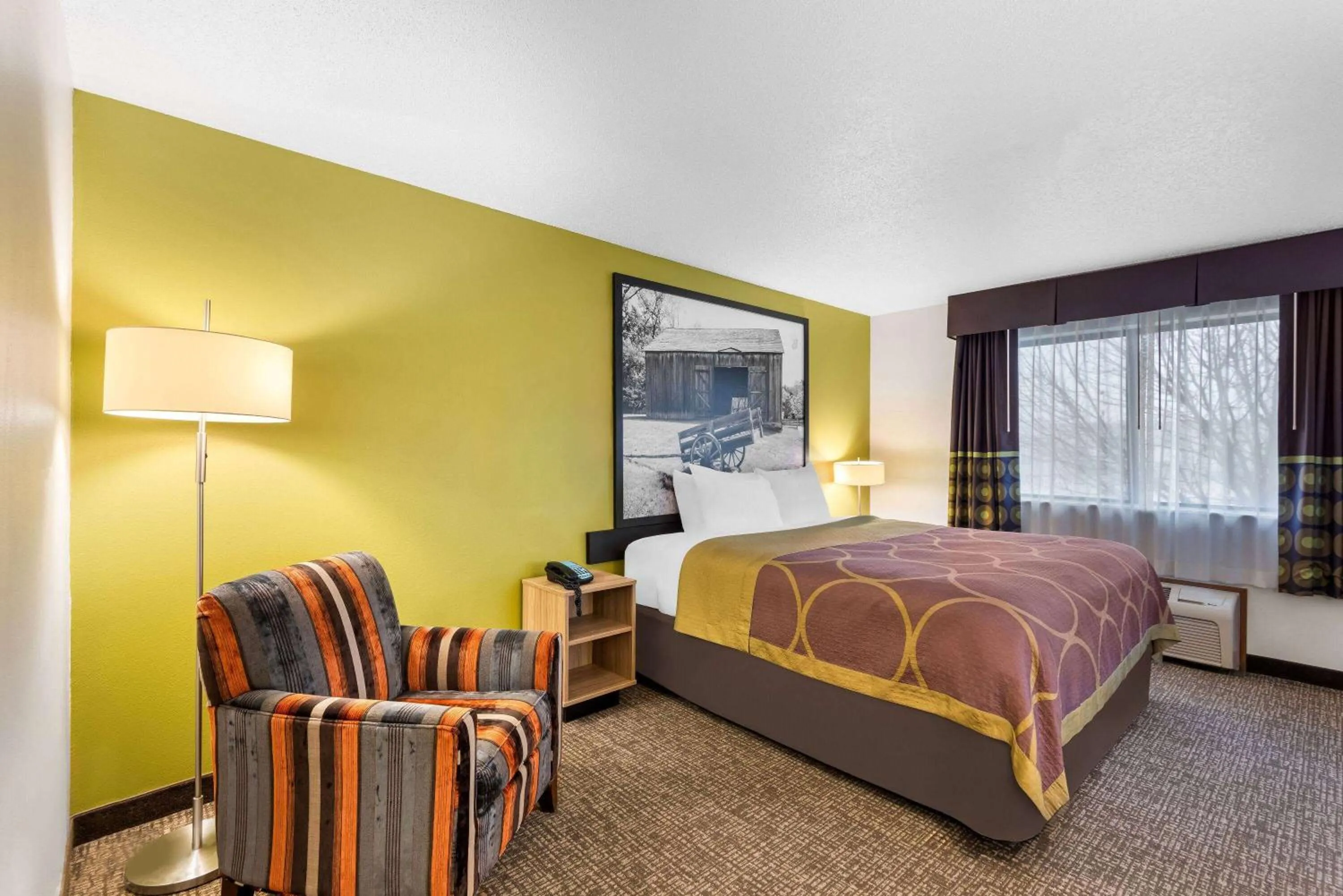King Suite with Sofa Bed - Non-Smoking in Super 8 by Wyndham Oelwein