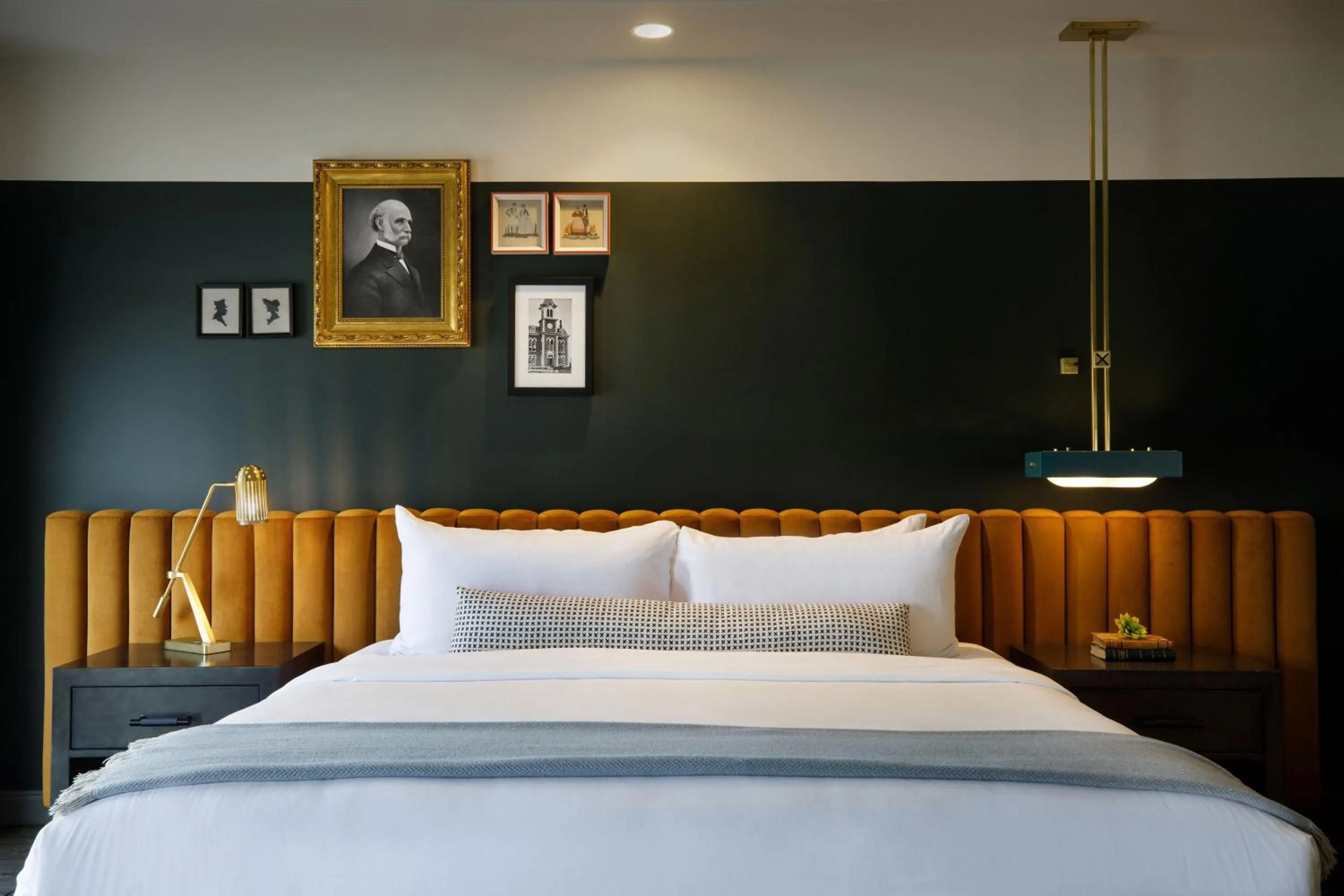 Deluxe King Room with Sofa Bed in Cyrus Hotel, Topeka, a Tribute Portfolio Hotel