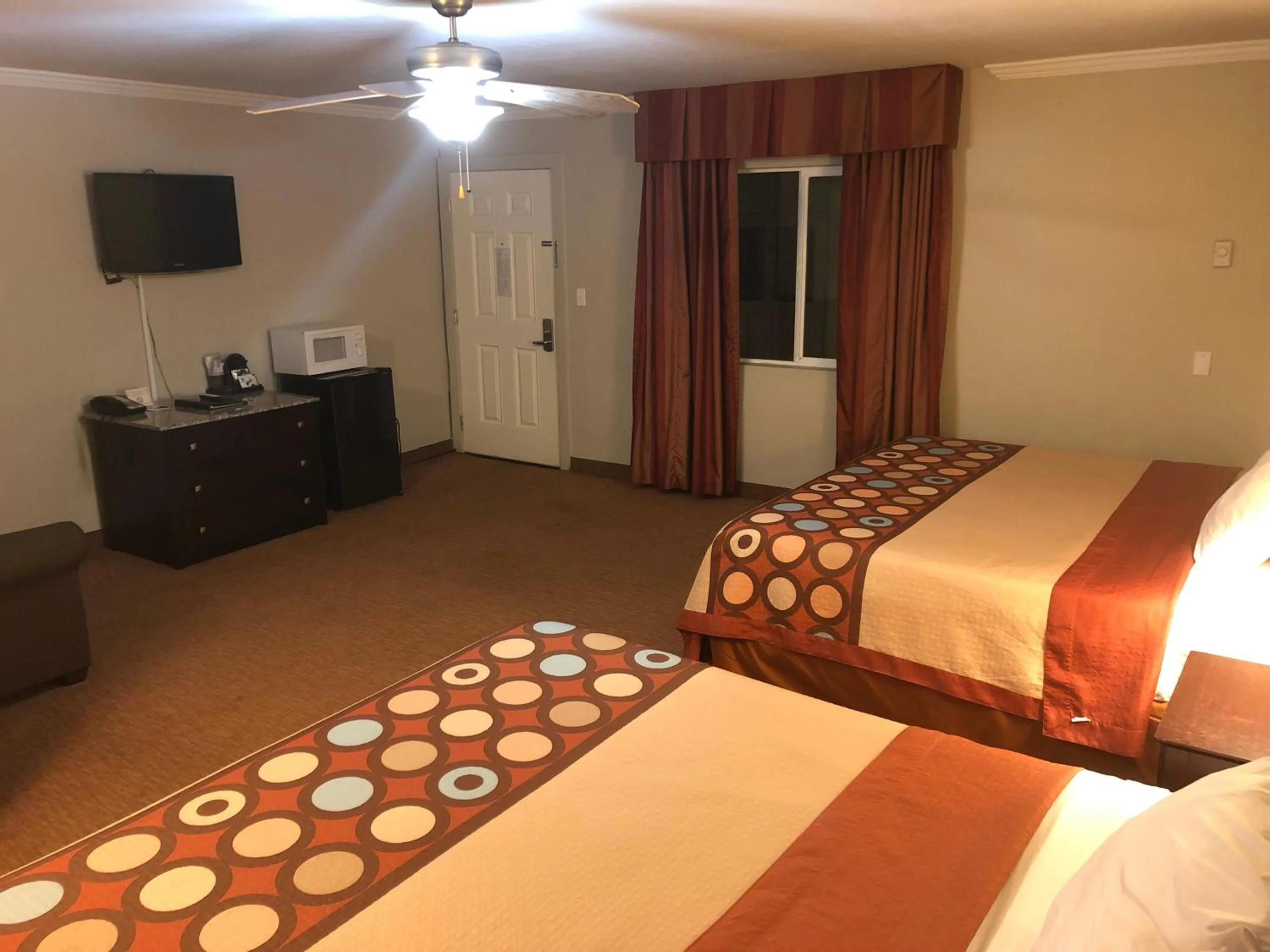 Deluxe Queen Suite with Two Queen Beds - single occupancy - Non-Smoking in Global Inn