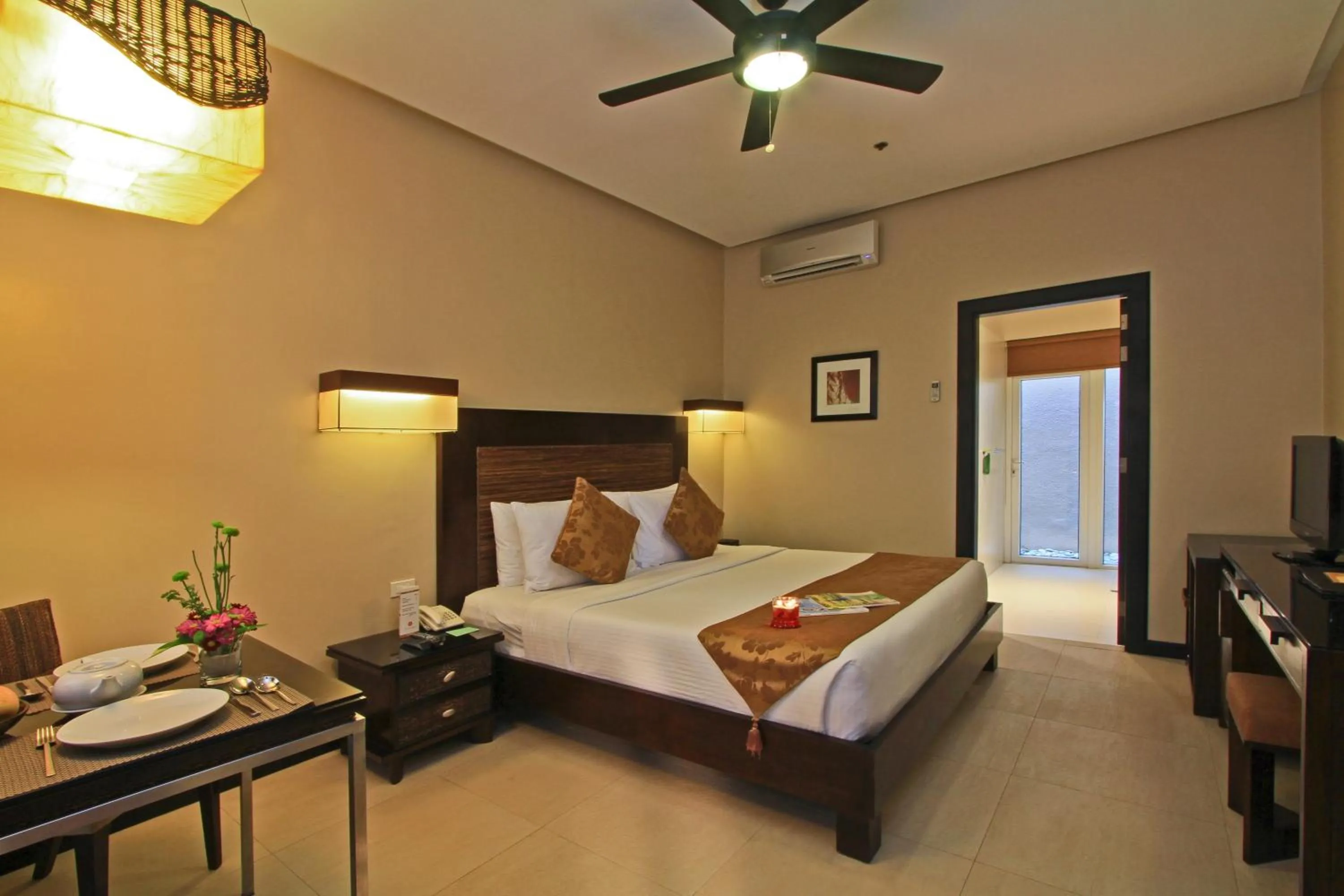 Deluxe King Room in Two Seasons Boracay Resort