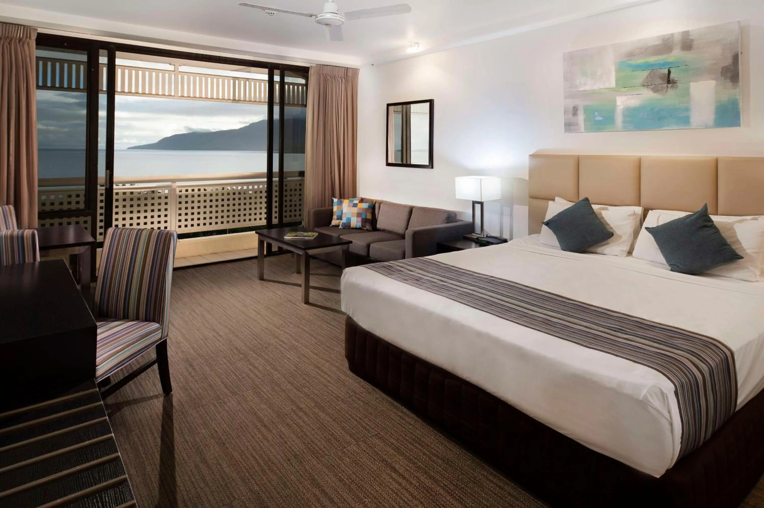 Executive Room - Queen in Rydges Esplanade Resort Cairns