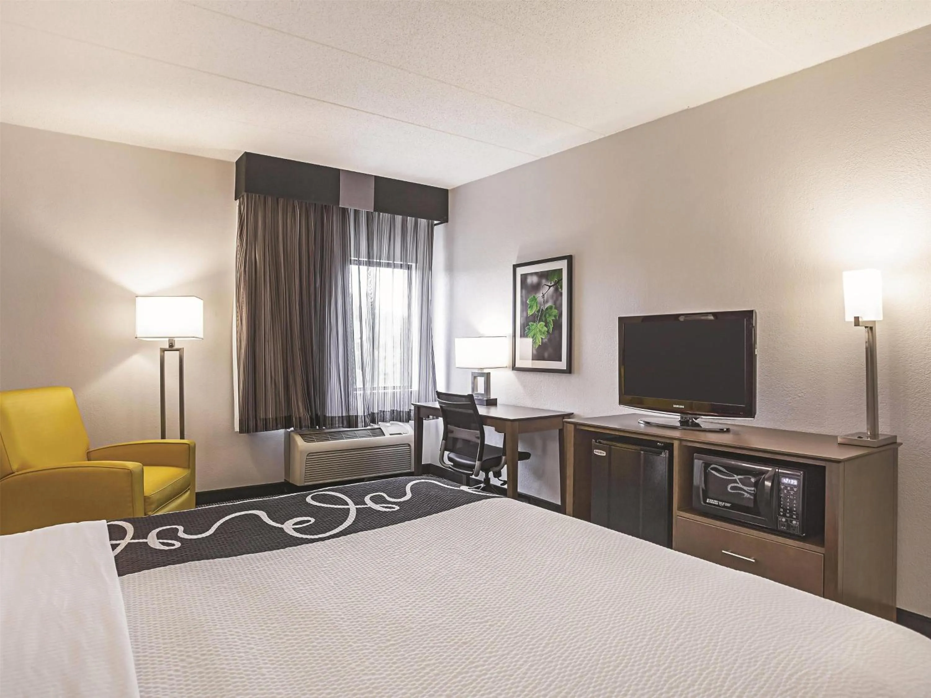 Deluxe King Room in La Quinta by Wyndham Virginia Beach