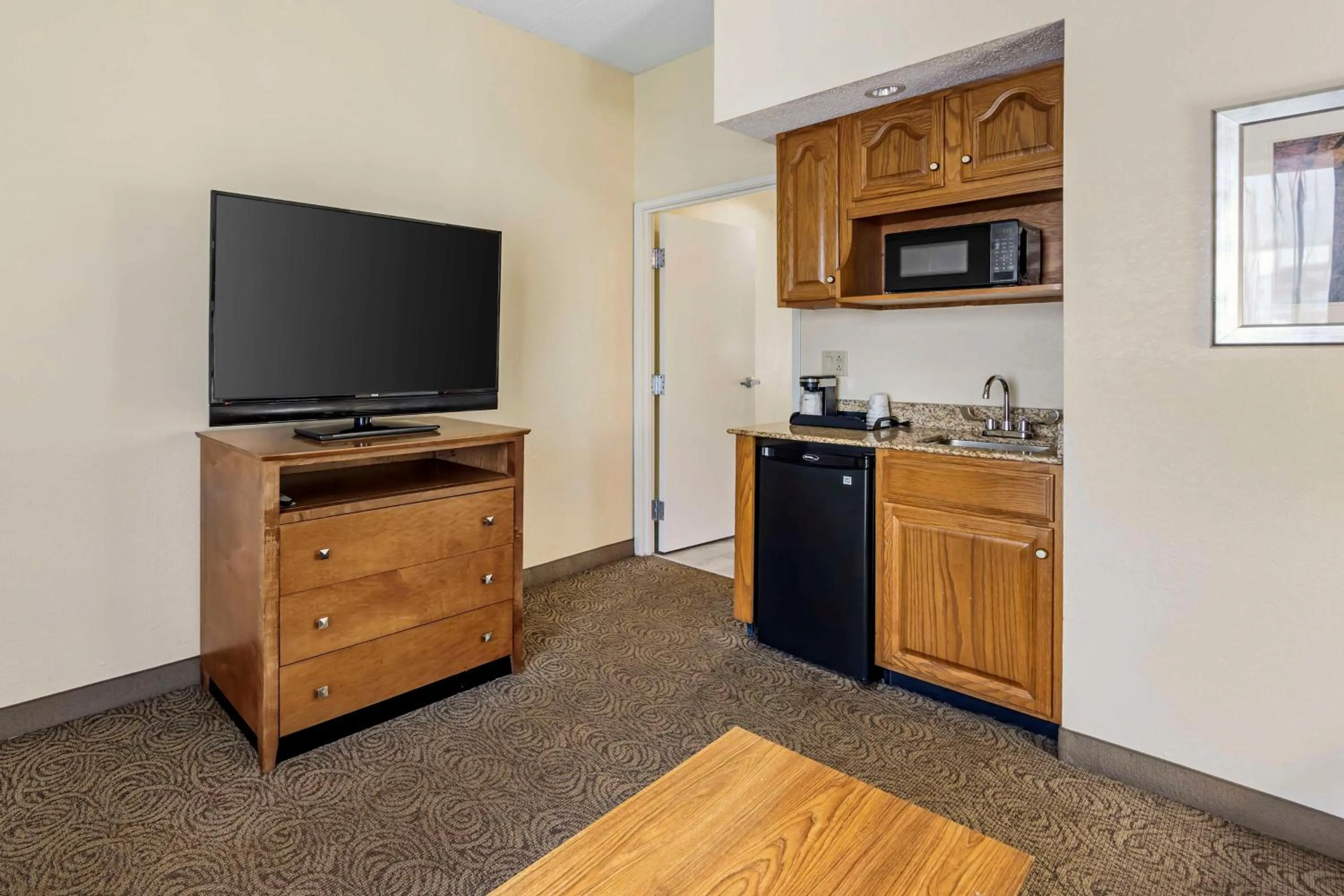 King Suite / Non-Smoking in Best Western Thunderbird Motel