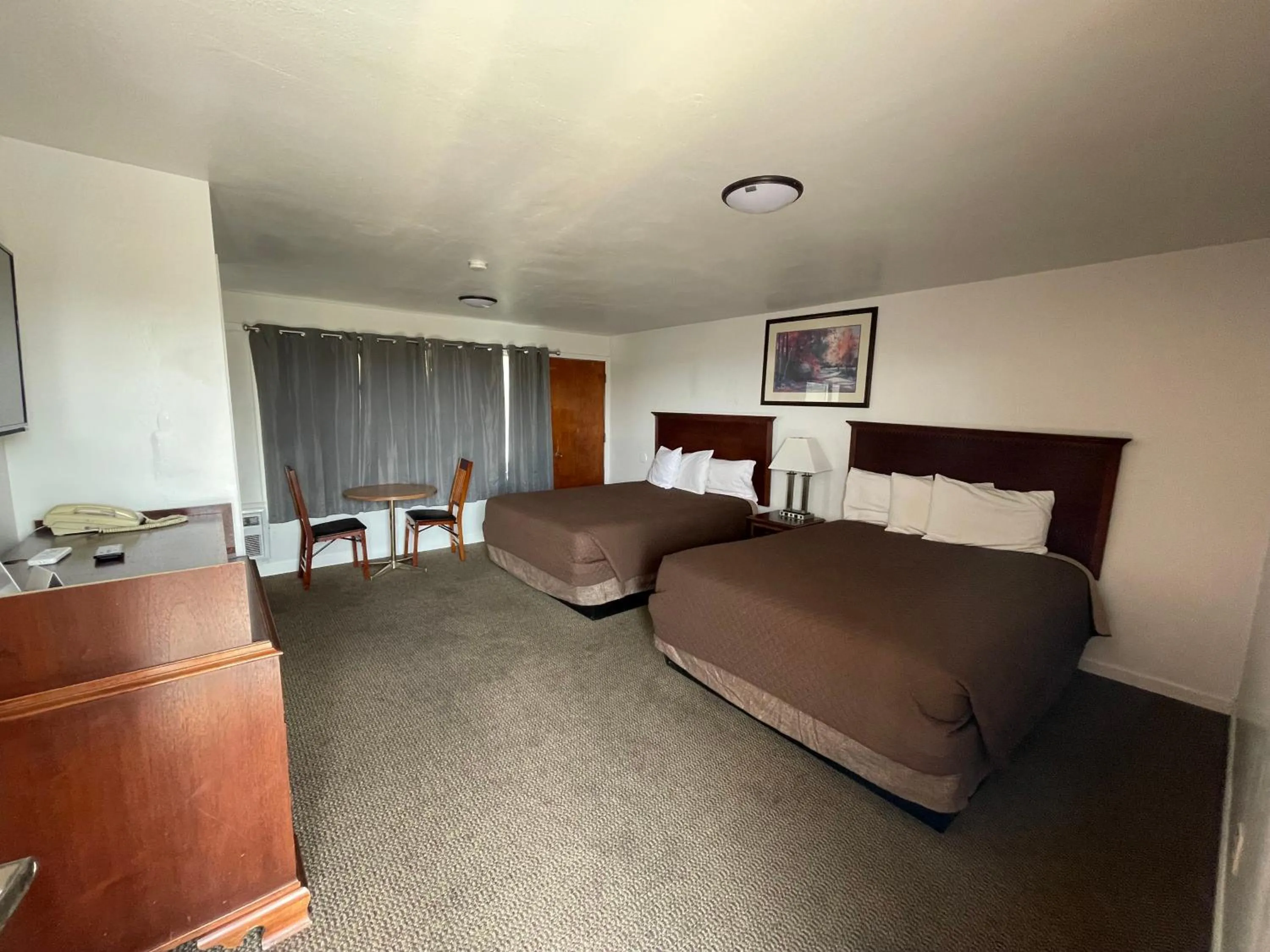 Queen Room with Two Queen Beds in Motel Oasis