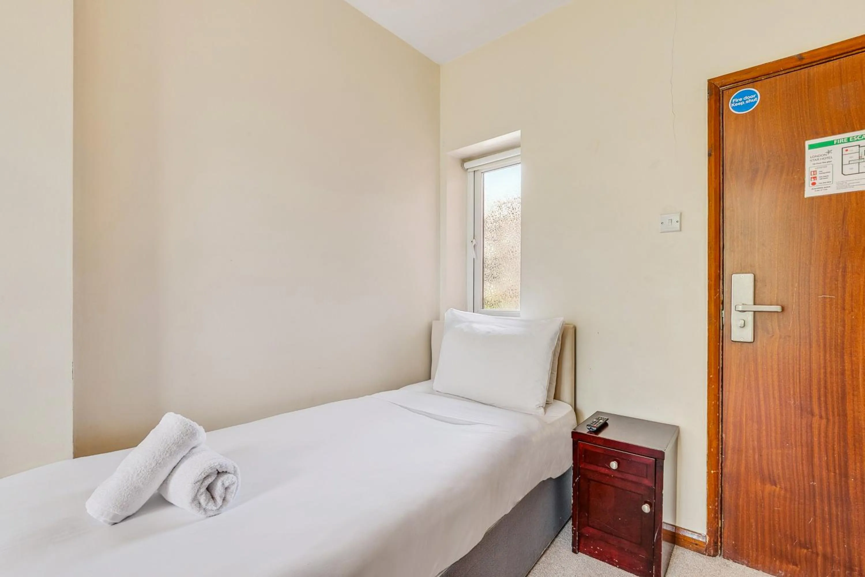 Single Room in London Star Hotel