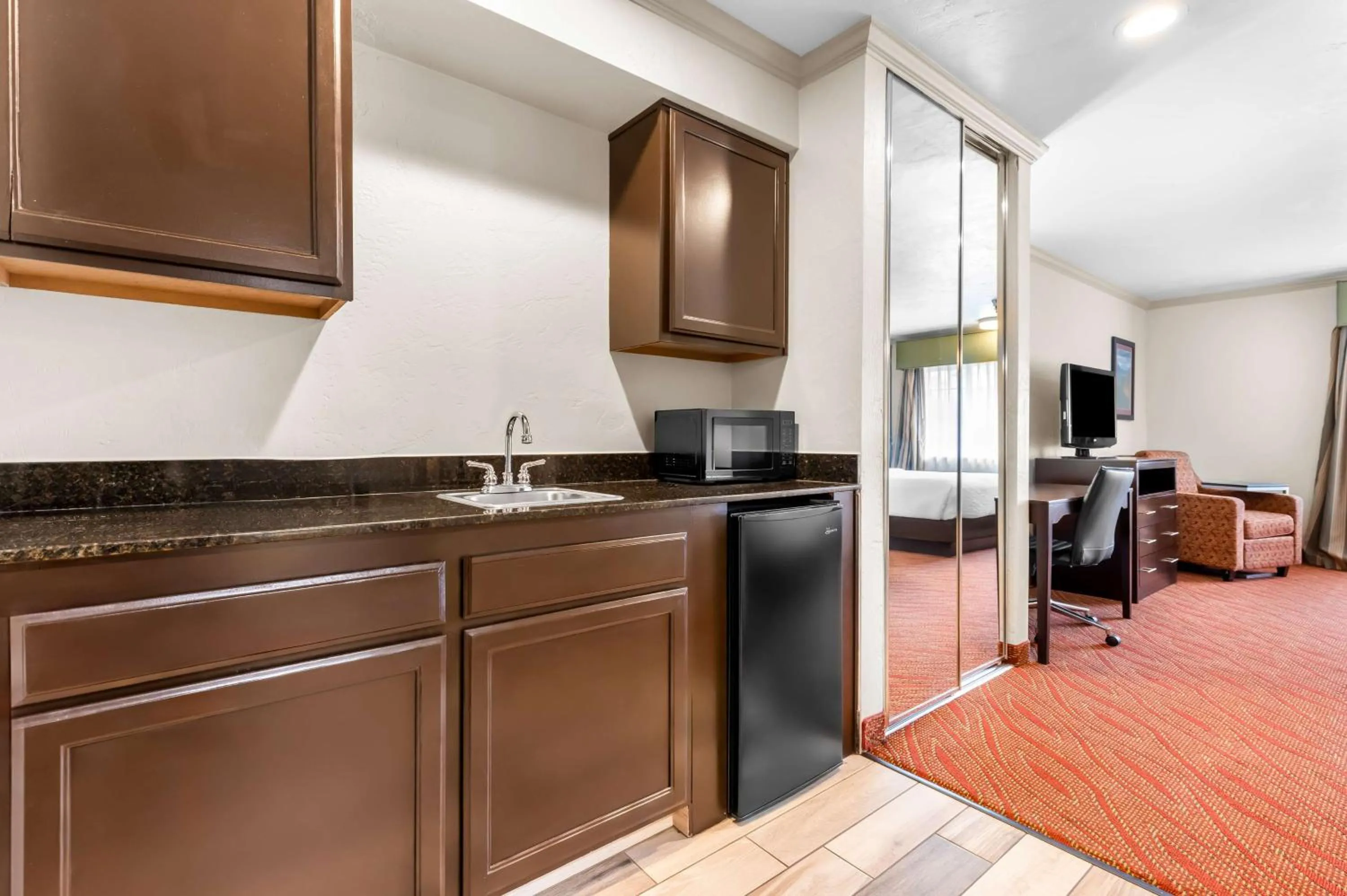 Queen Room with Two Queen Beds and Mobility Accessible Roll-In Shower in Best Western Plus Parkway Inn