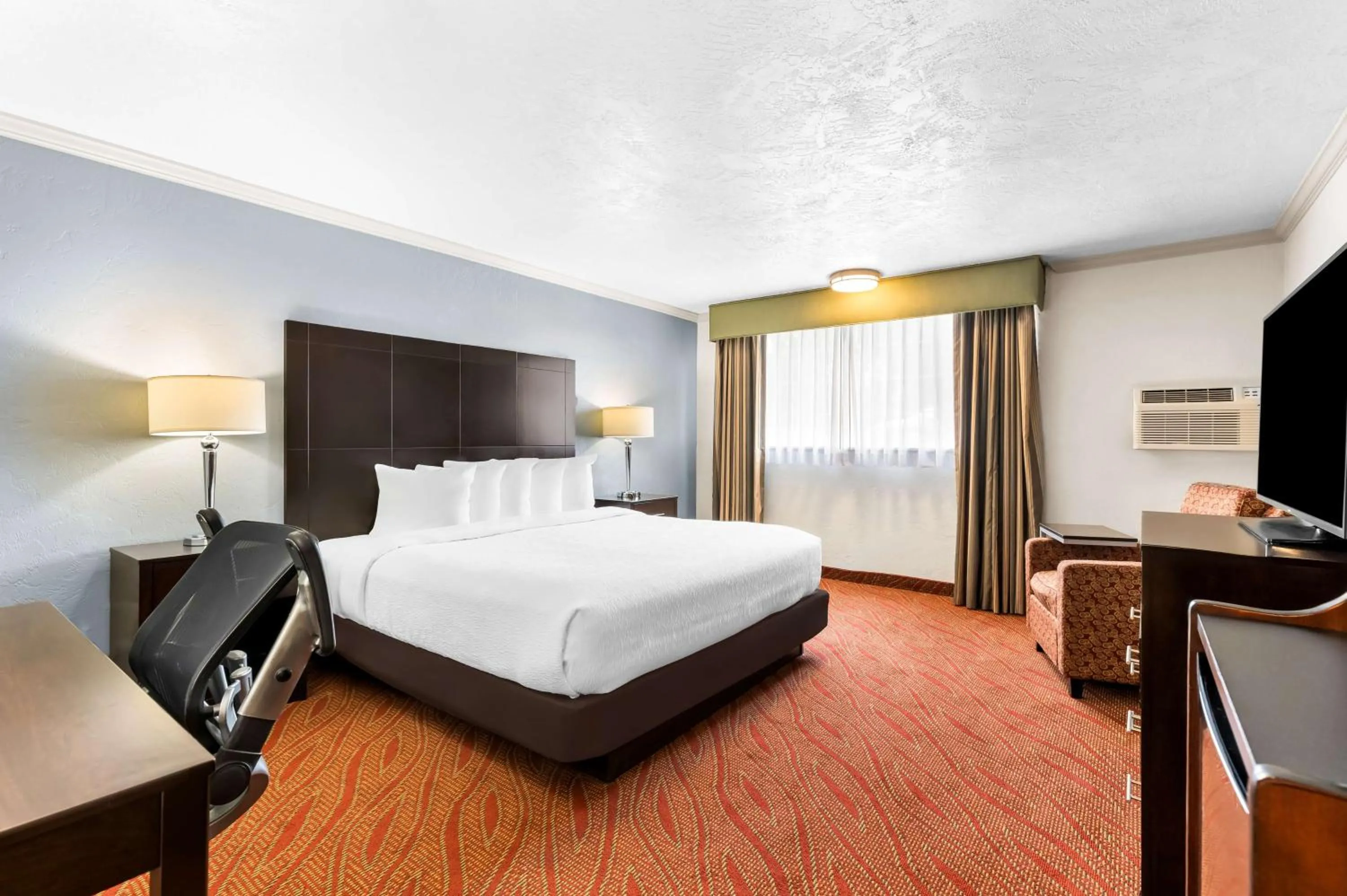 King Room with Roll-In Shower - Disability Access in Best Western Plus Parkway Inn