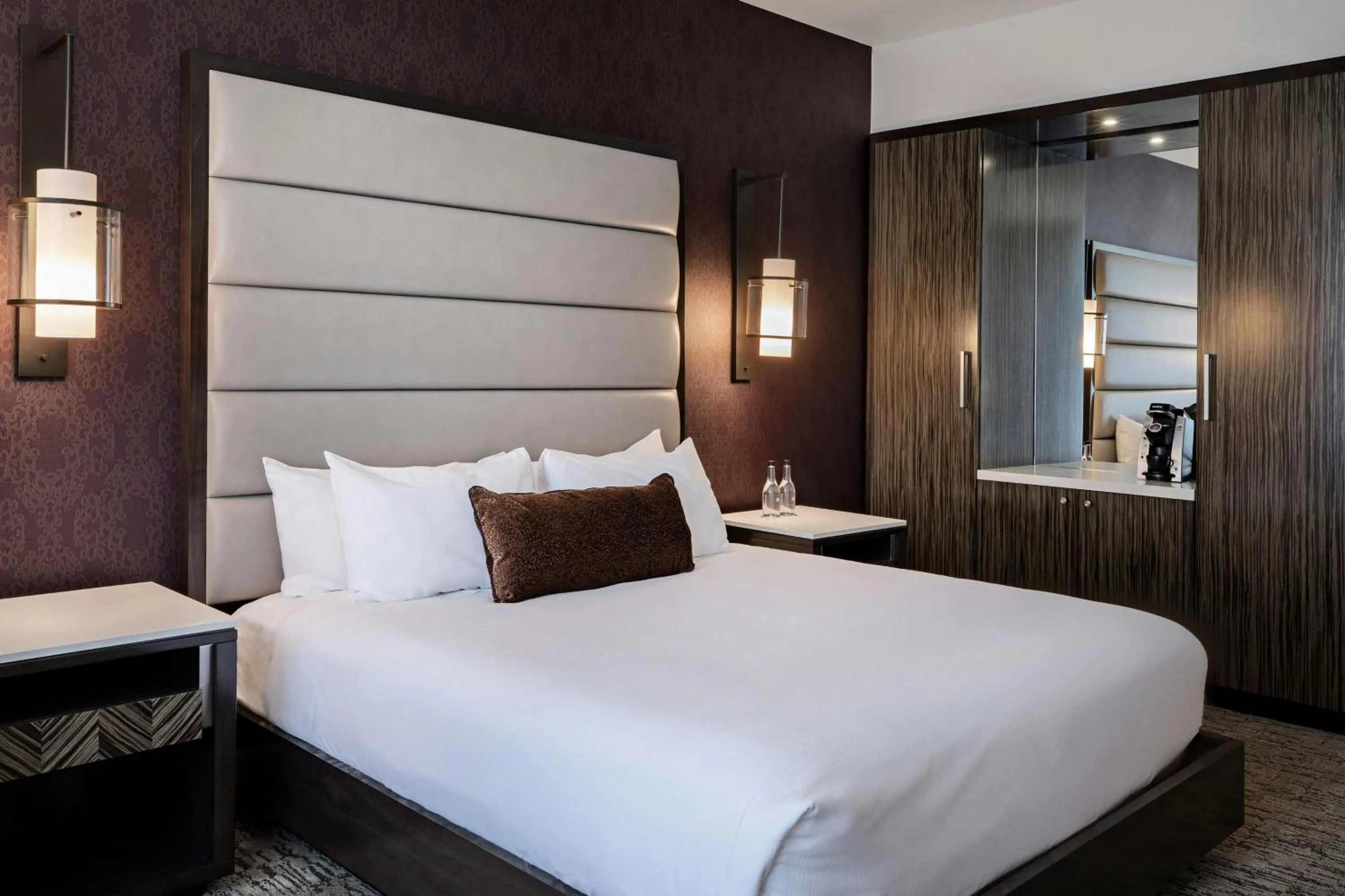 Standard King Room in Ambassador Hotel Kansas City, Autograph Collection