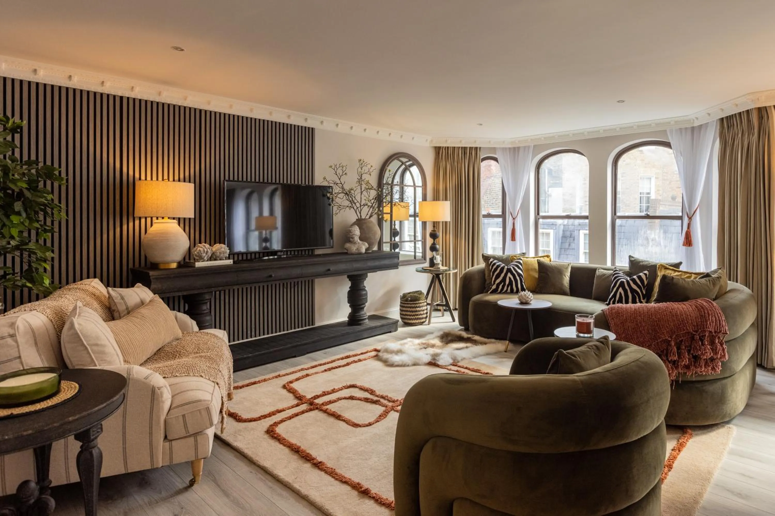 Executive Three-Bedroom Apartment in Mayfair House