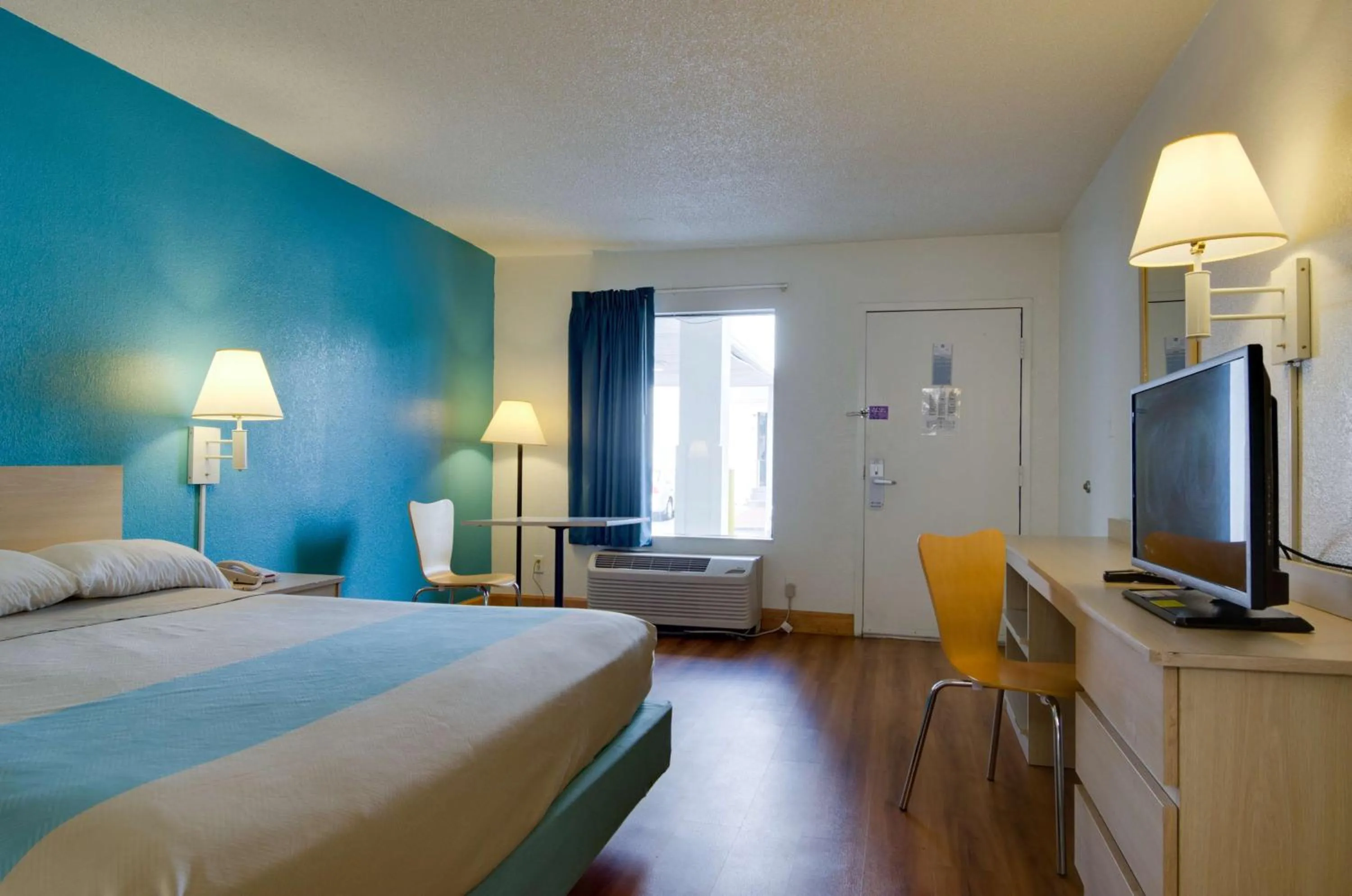 King Room with Roll-in Shower - single occupancy - Disability Access - smoking in Motel 6-Atlanta, GA