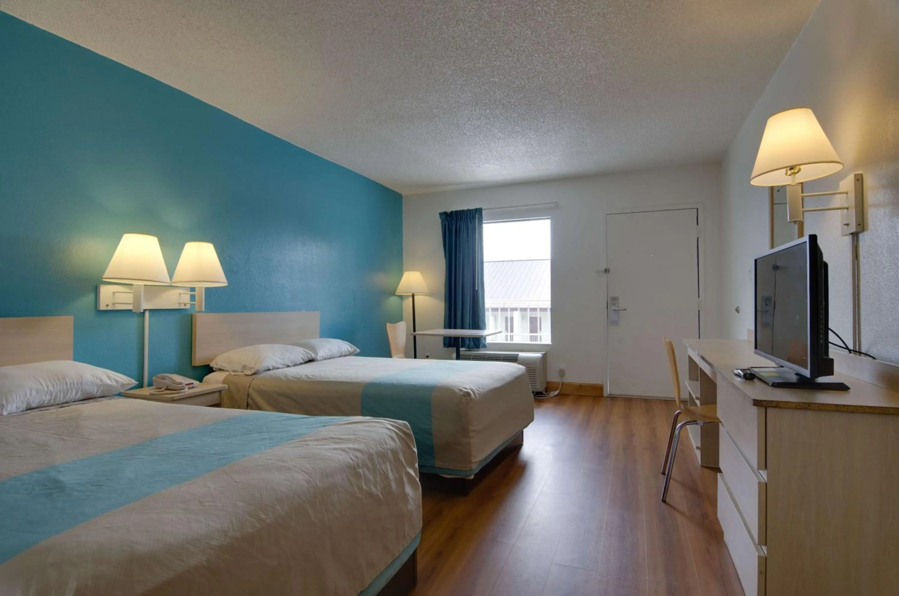 Quadruple Room - single occupancy - Disability Access - Roll in Shower in Motel 6-Atlanta, GA