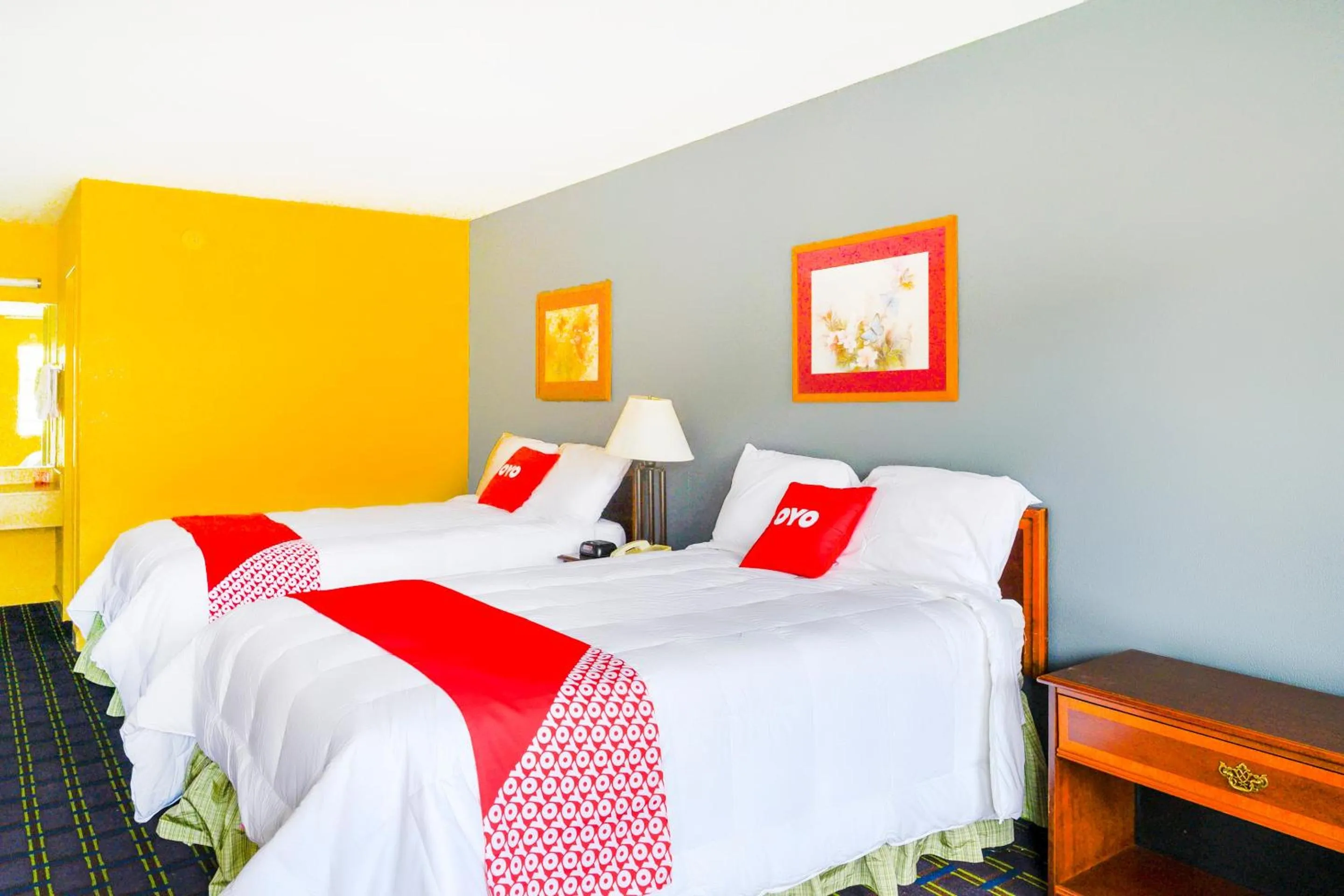 Premium 2 full bed smoking in OYO Hotel Williamston