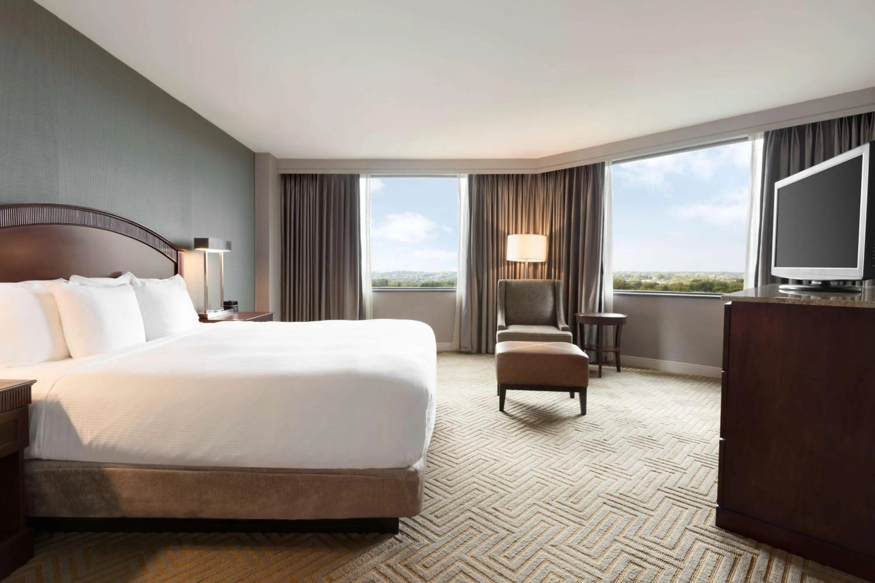 King Junior Suite in Hilton East Brunswick