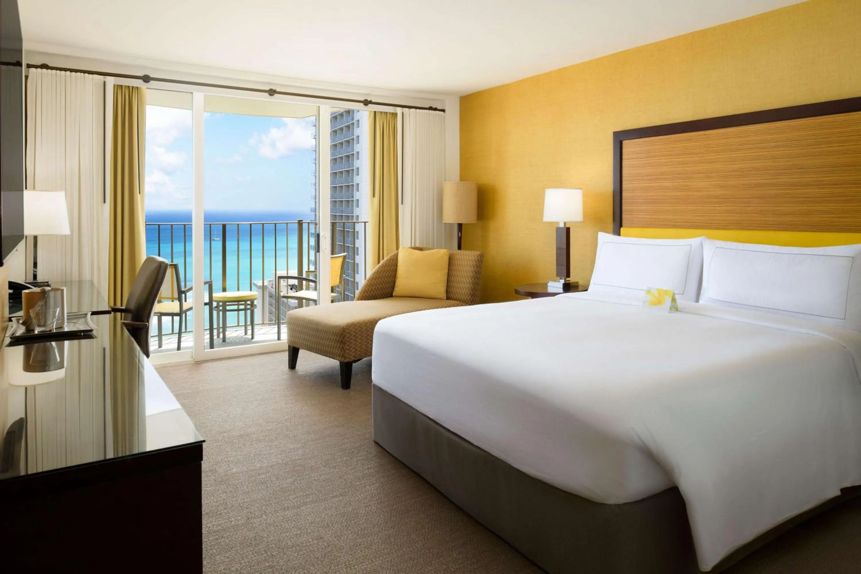 Deluxe King Room with Ocean View in Hilton Waikiki Beach Resort & Spa