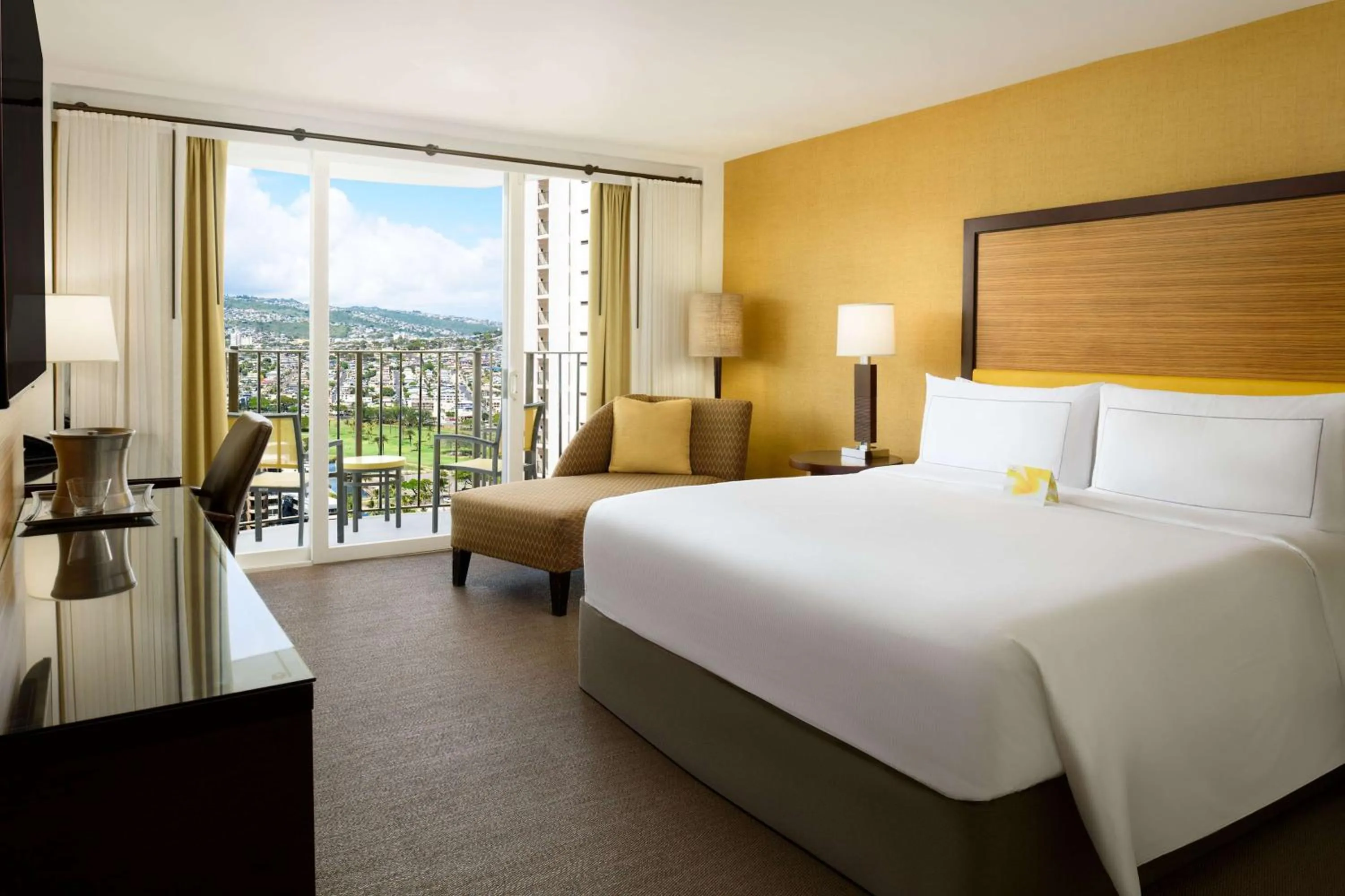 Deluxe King Room with Mountain View in Hilton Waikiki Beach Resort & Spa