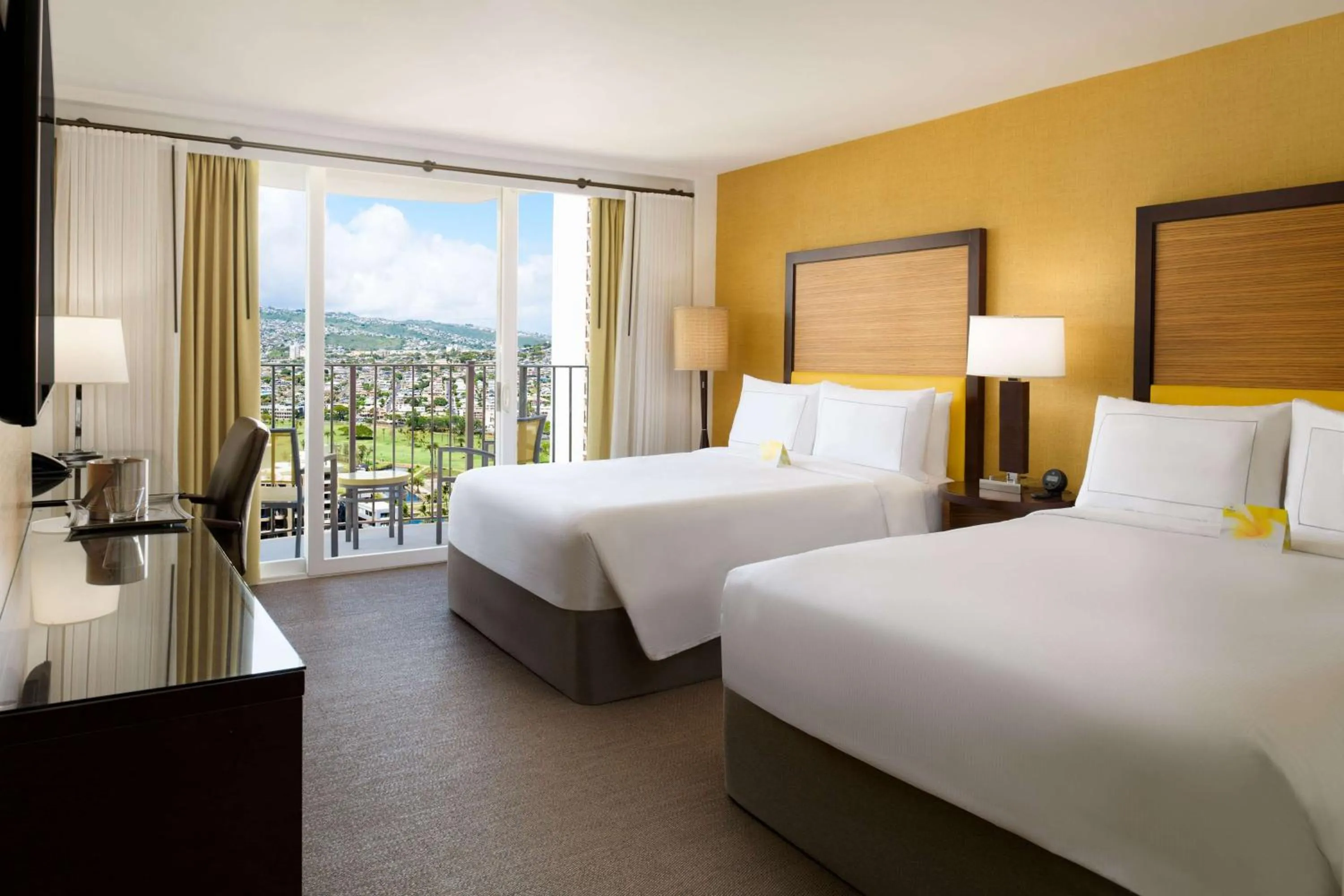 Deluxe Queen Room with Two Queen Beds and Mountain View in Hilton Waikiki Beach Resort & Spa