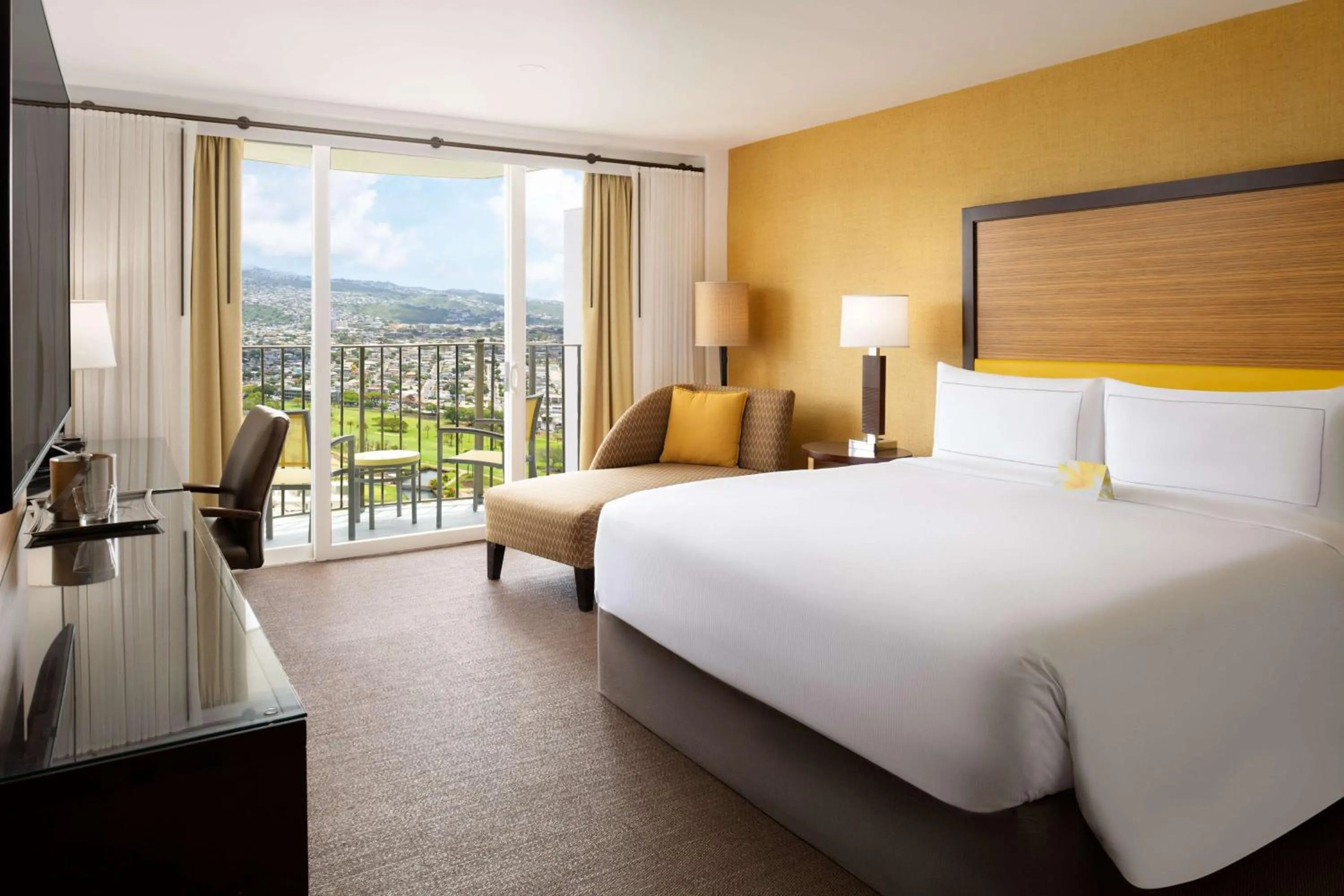 Premium King Room with Mountain View in Hilton Waikiki Beach Resort & Spa