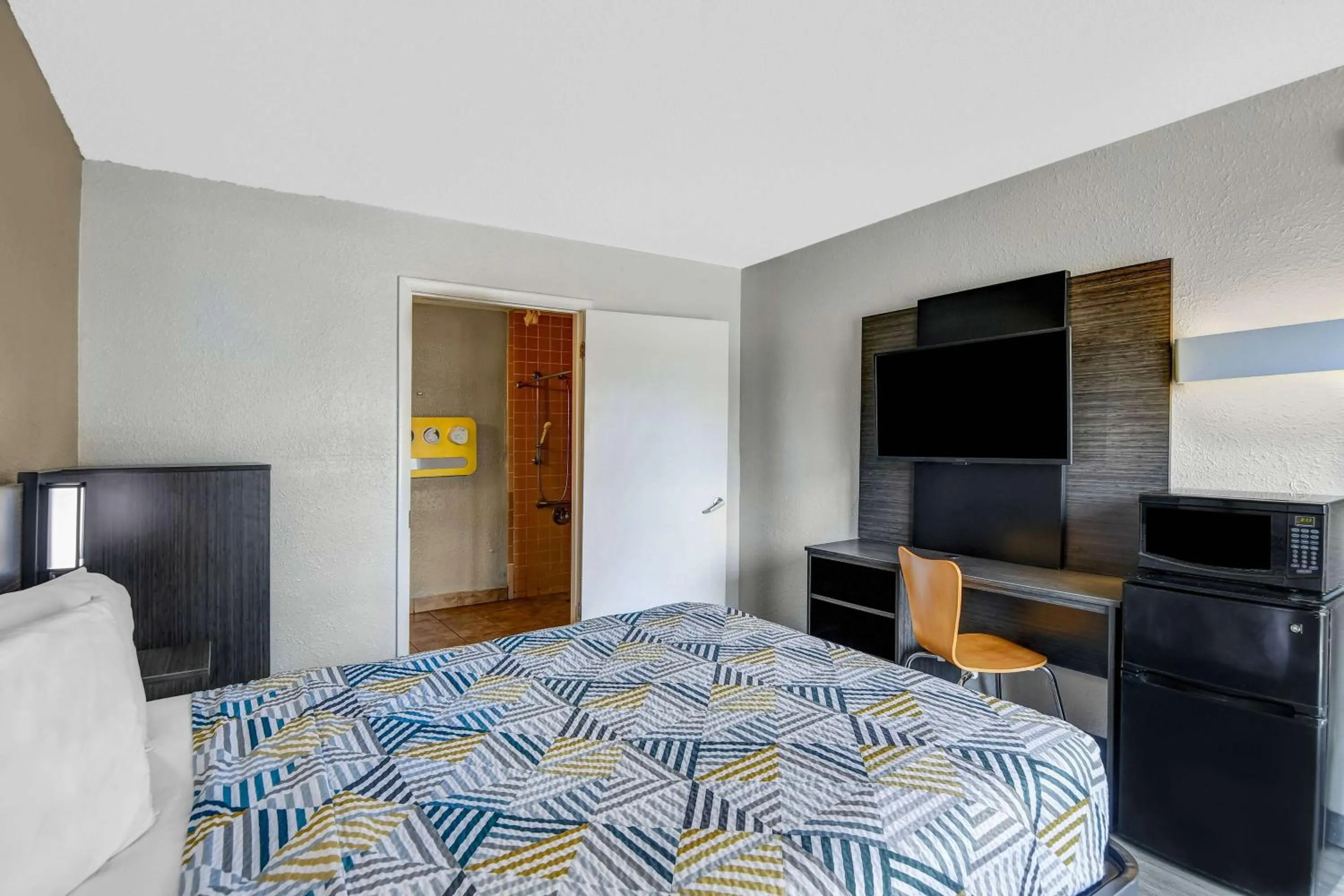 Queen Room - single occupancy - Smoking in Motel 6-Dalton, GA