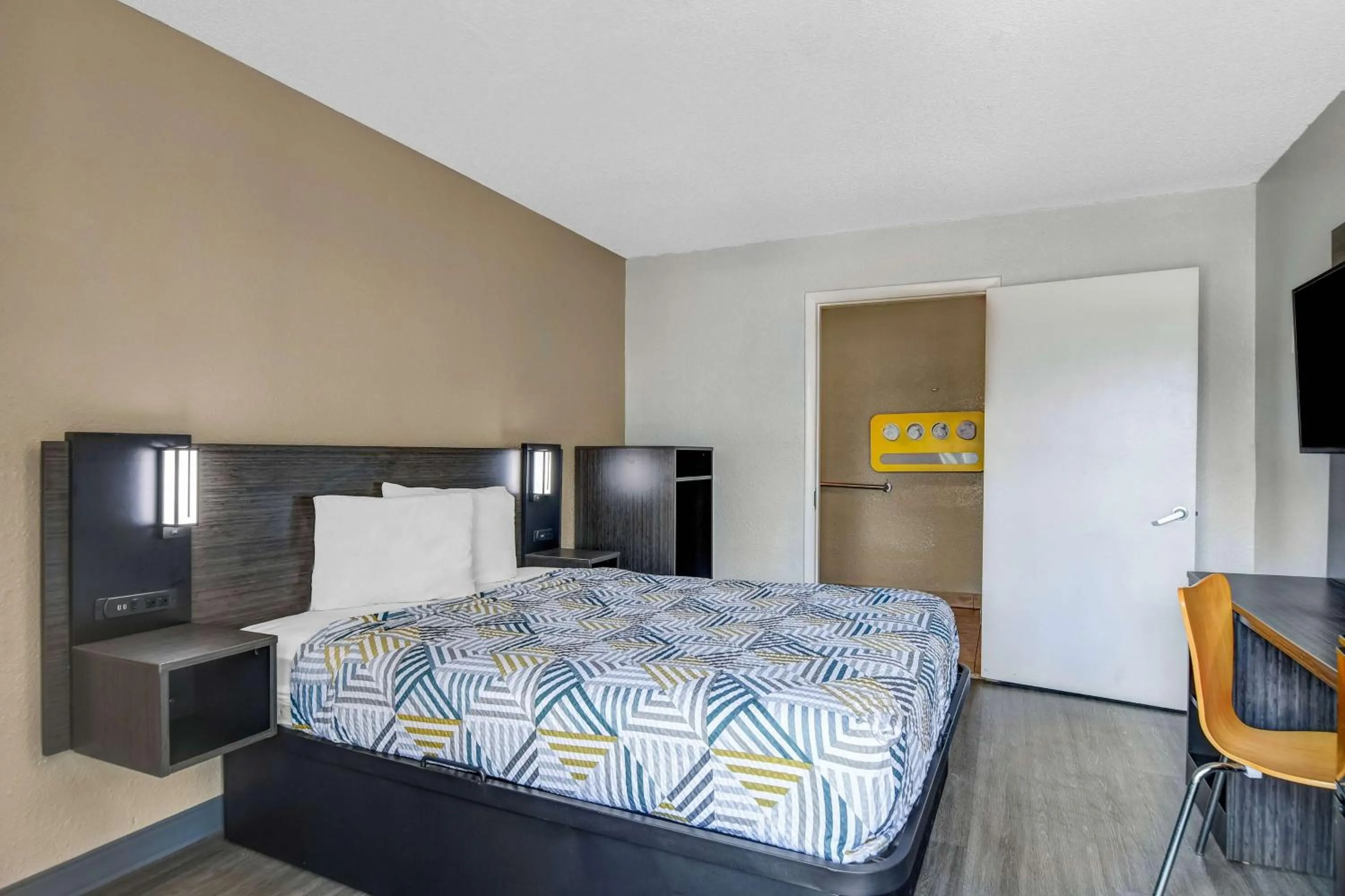 Queen Room - single occupancy - Disability Access - Roll in Shower in Motel 6-Dalton, GA