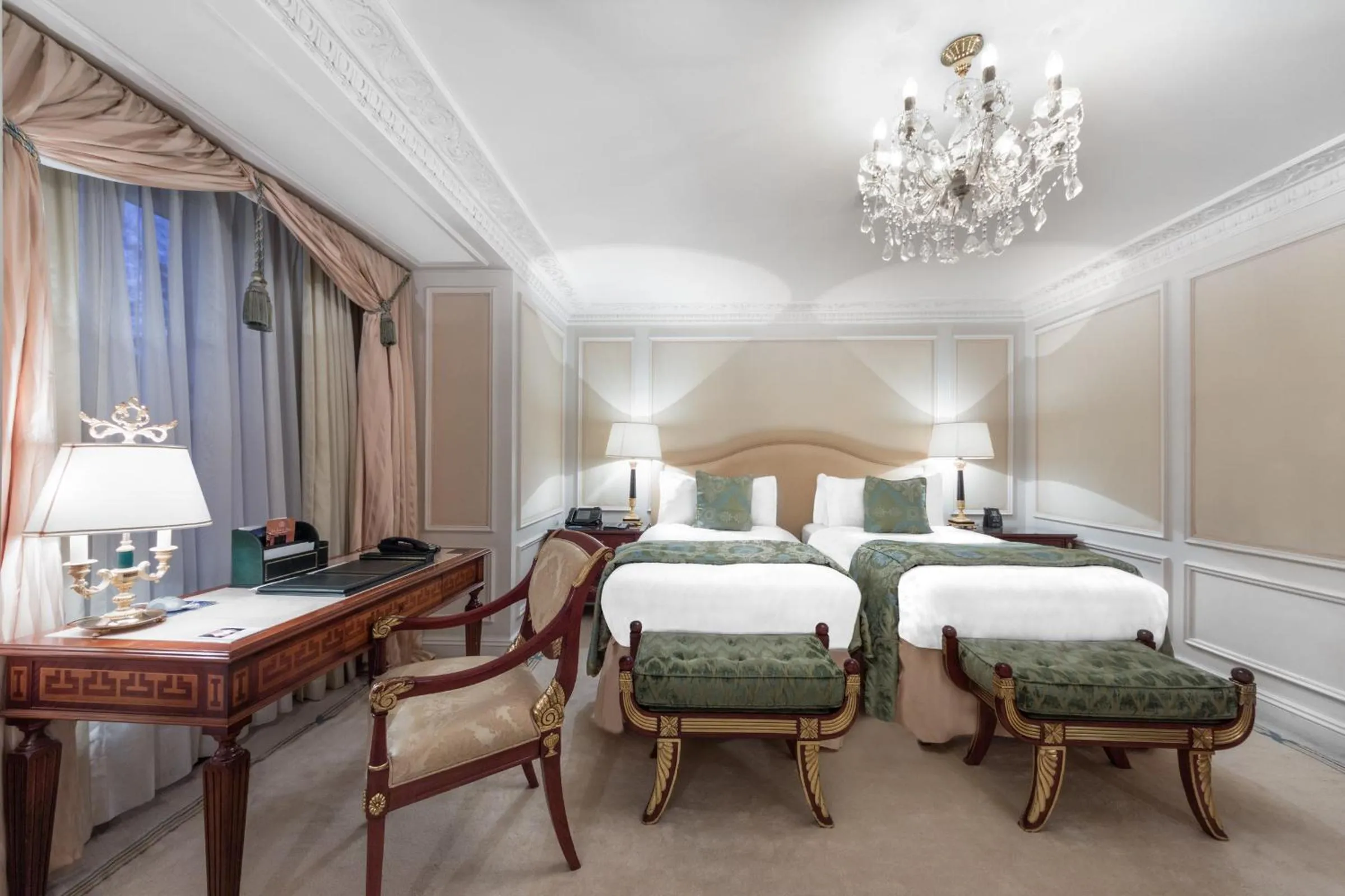 Deluxe Twin Room in Bentley London